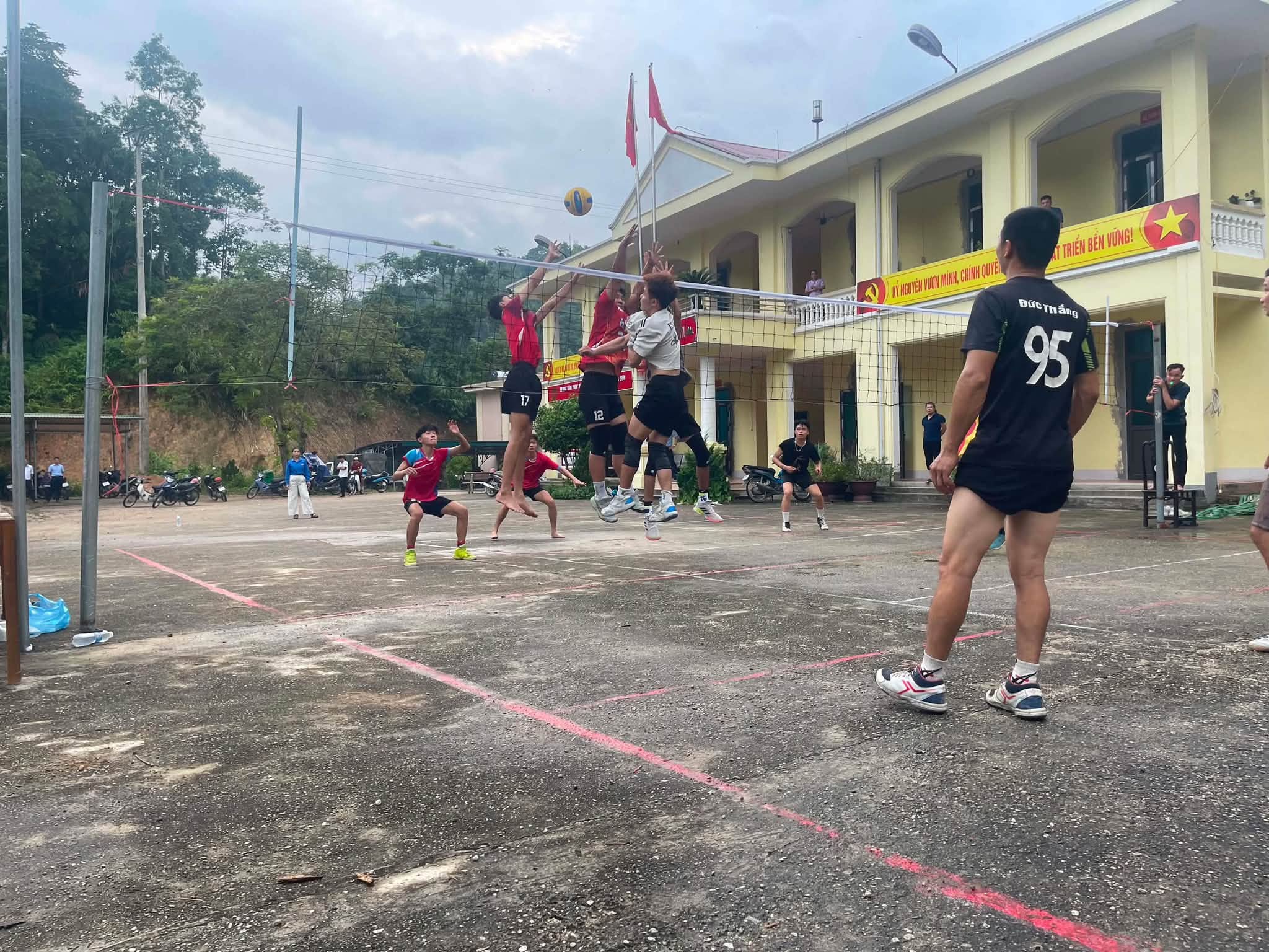  SÔI NỔI GIAO LƯU BÓNG CHUYỀN GIỮA ĐOÀN XÃ THƯỢNG SƠN VÀ ĐOÀN XÃ VIỆT LÂM