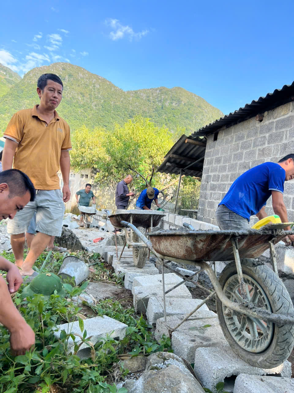 KHI THẦY CÔ LÀ NHỮNG "KỸ SƯ XÂY DỰNG"TỰ TAY TU SỬA, KIẾN TẠO KHÔNG GIAN SƯ PHẠM KHANG TRANG.