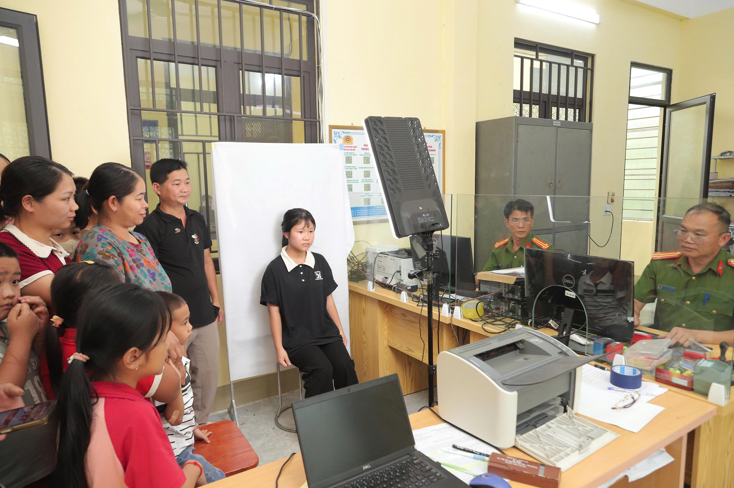 CÔNG AN XÃ LIÊN HIỆP TĂNG CƯỜNG THỰC HIỆN ĐỊNH DANH ĐIỆN TỬ MỨC 2 CHO TRẺ TỪ 6 ĐẾN DƯỚI 14 TUỔI