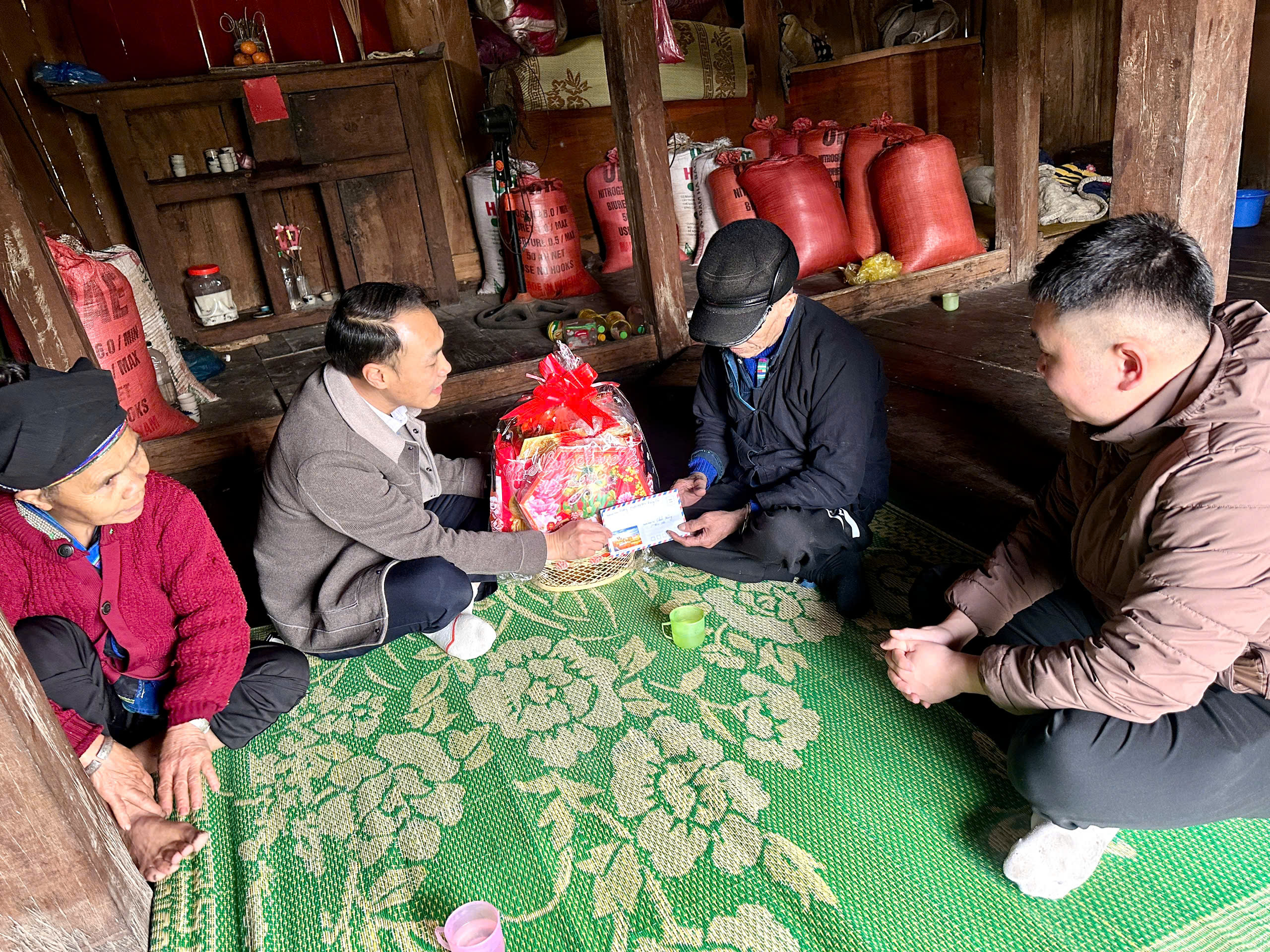 Trường PTDTBT TH&THCS Thàng Tín thăm hỏi, tặng quà các gia đình có hoàn cảnh khó khăn, gia đình chính sách, người khuyết tật và các cựu giáo chức trên địa bàn xã dịp Tết Bính Ngọ 2026