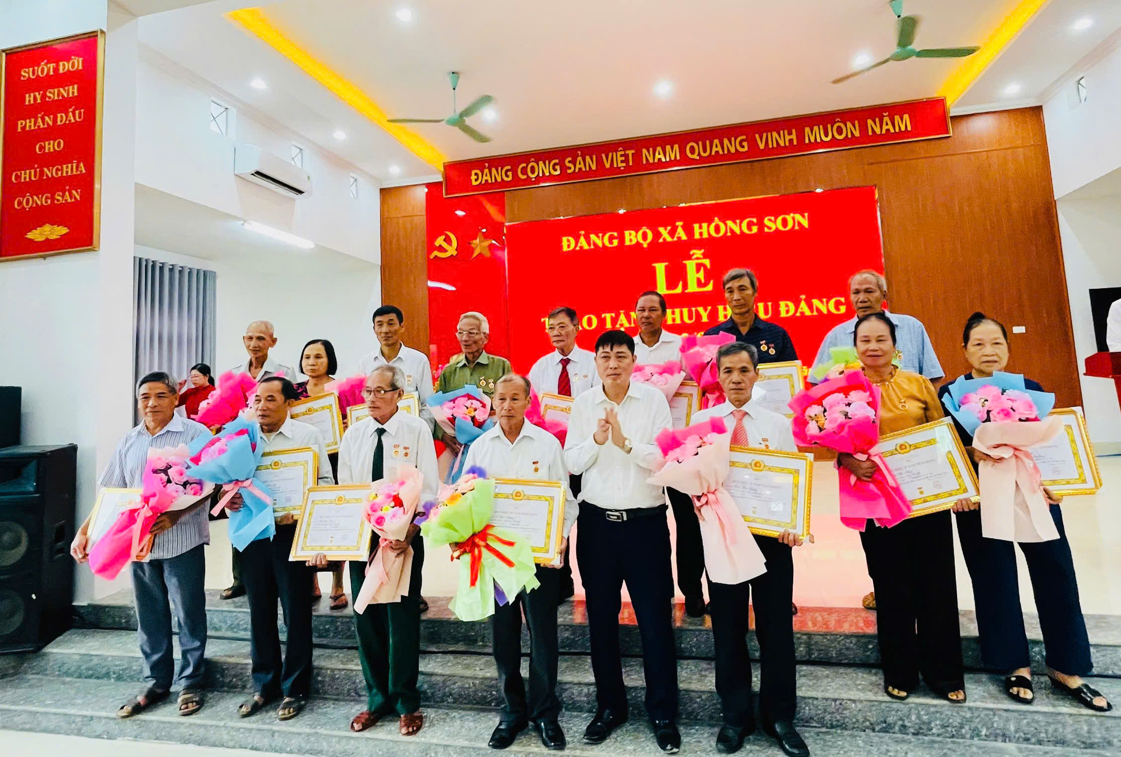 ĐẢNG BỘ XÃ HỒNG SƠN TRAO TẶNG HUY HIỆU ĐẢNG ĐỢT 2/9 CHO 67 ĐẢNG VIÊN