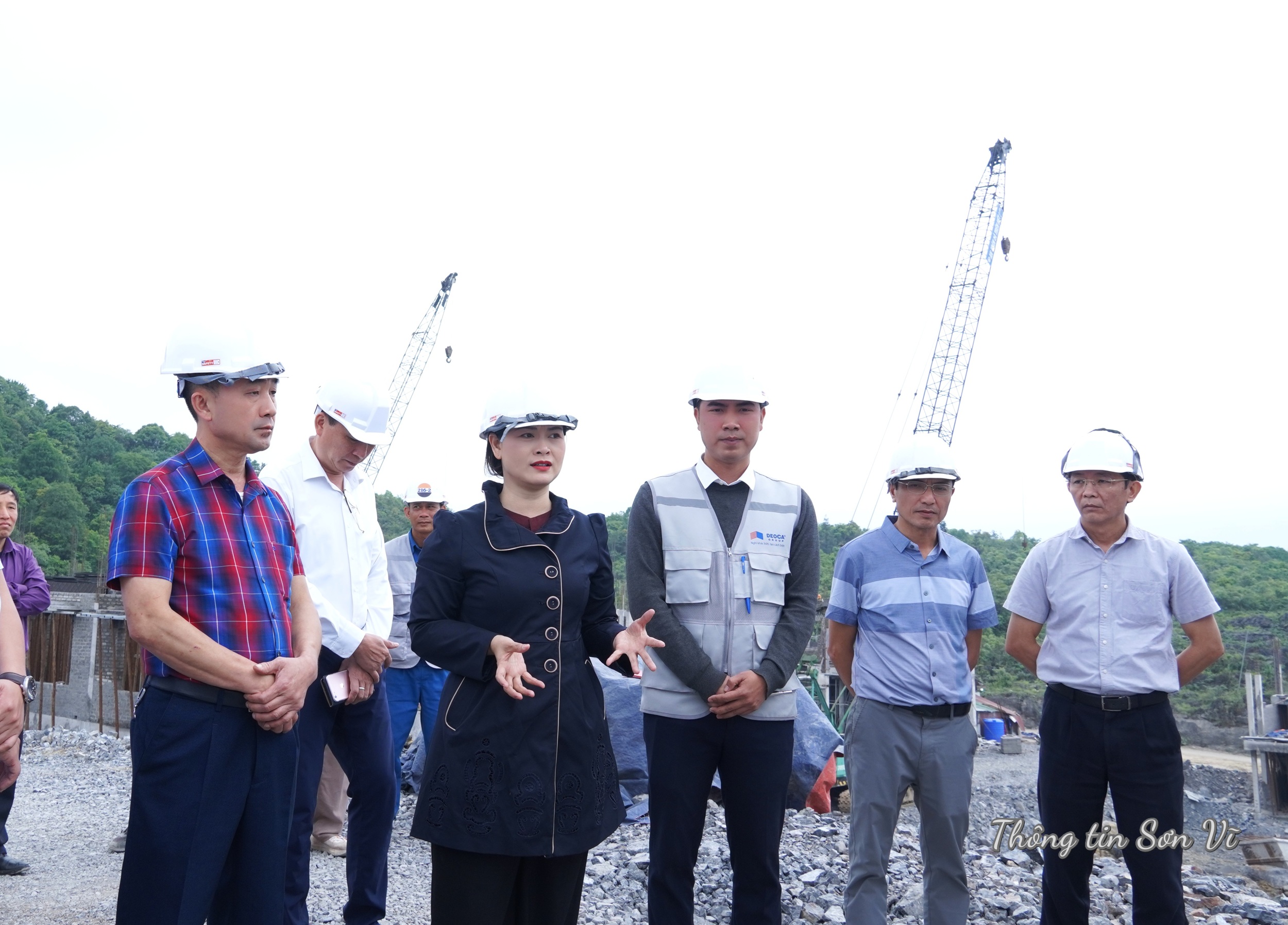 Phó chủ tịch UBND tỉnh Tuyên Quang Vương Ngọc Hà kiểm tra tiến độ xây dựng trường học tại xã biên giới Sơn Vĩ