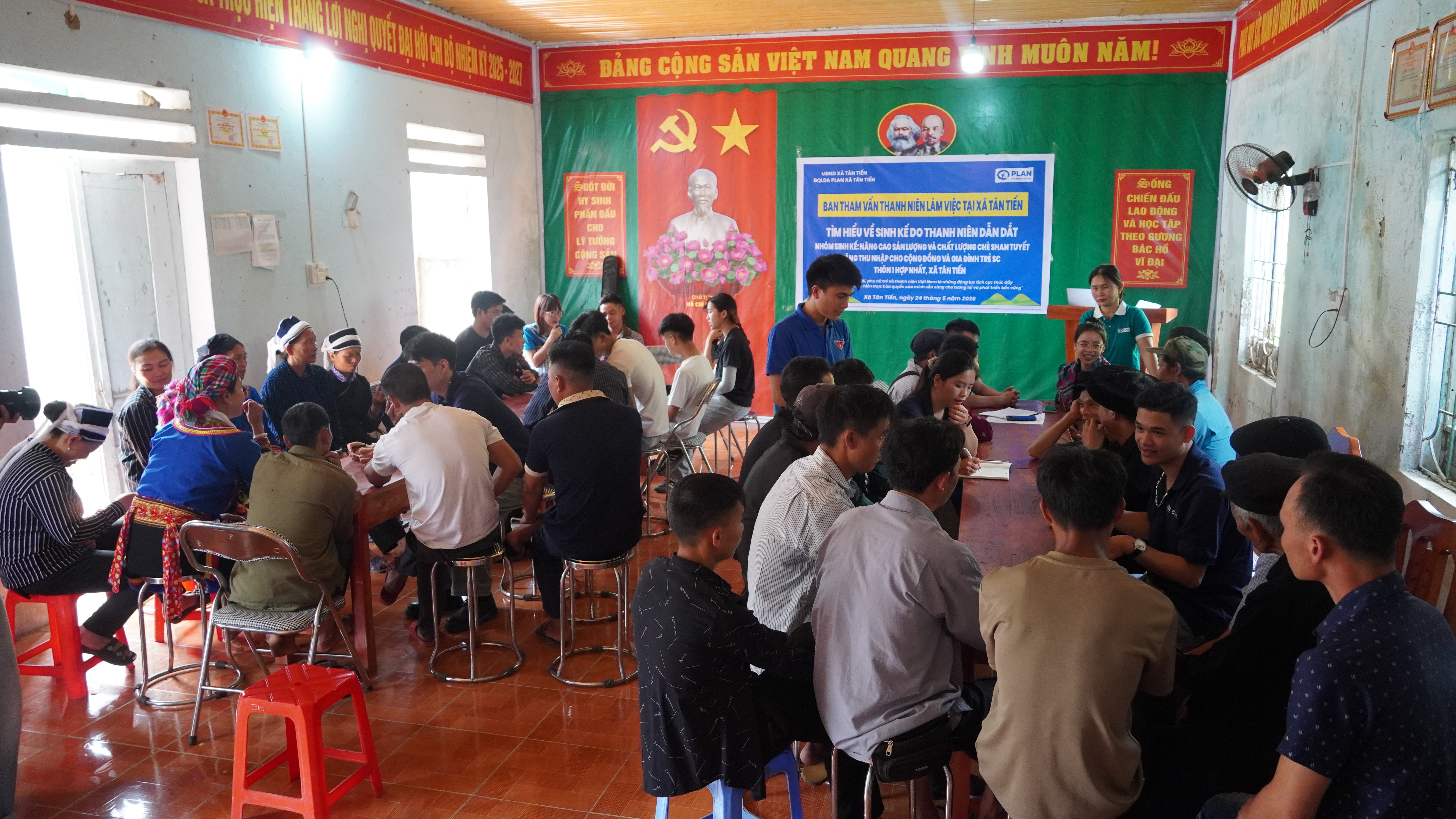 Ban Tham vấn Thanh niên (BTVTN) tìm hiểu về mô hình sinh kế do thanh niên địa phương dẫn dắt tại xã Tân Tiến