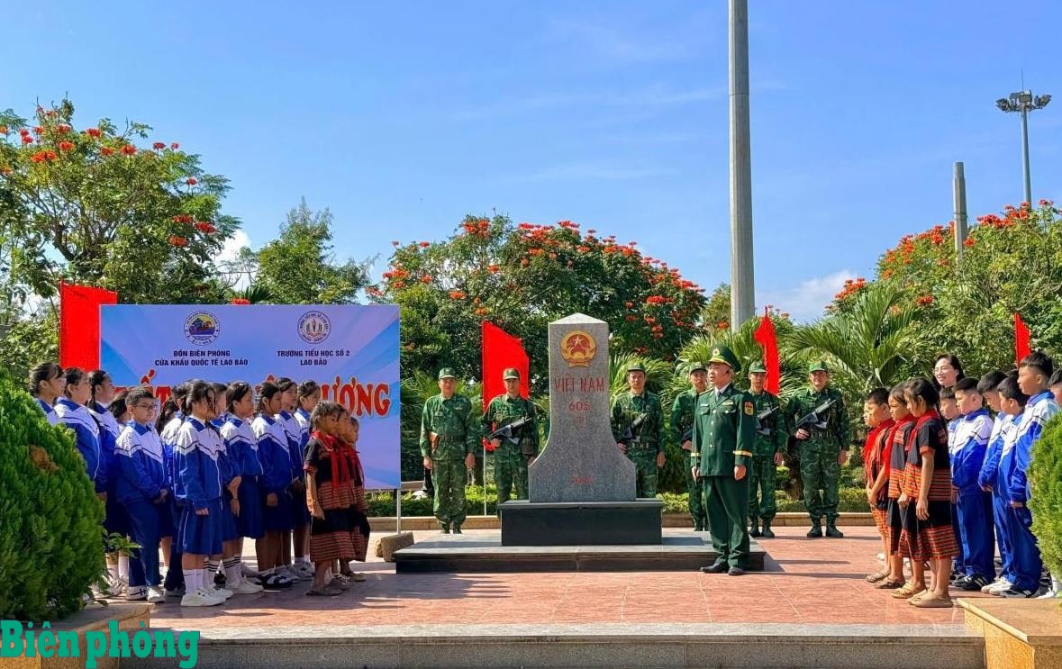 Gắn bó với nhân dân, vun đắp “thế trận lòng dân” nơi biên giới
