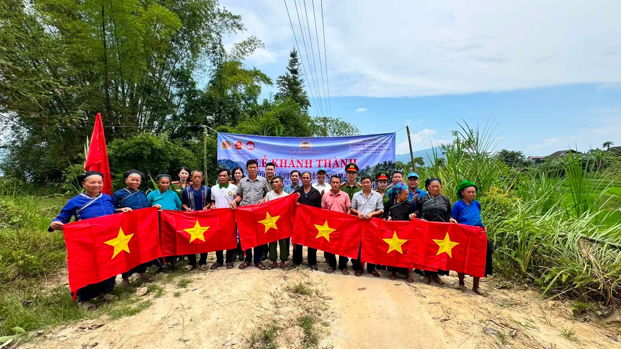 KHÁNH THÀNH TUYẾN ĐƯỜNG BÊ TÔNG NHÓM HỘ THÔN TẢ NHÌU, NA VAN, XỈN KHÂU - XÃ NẤM DẨN