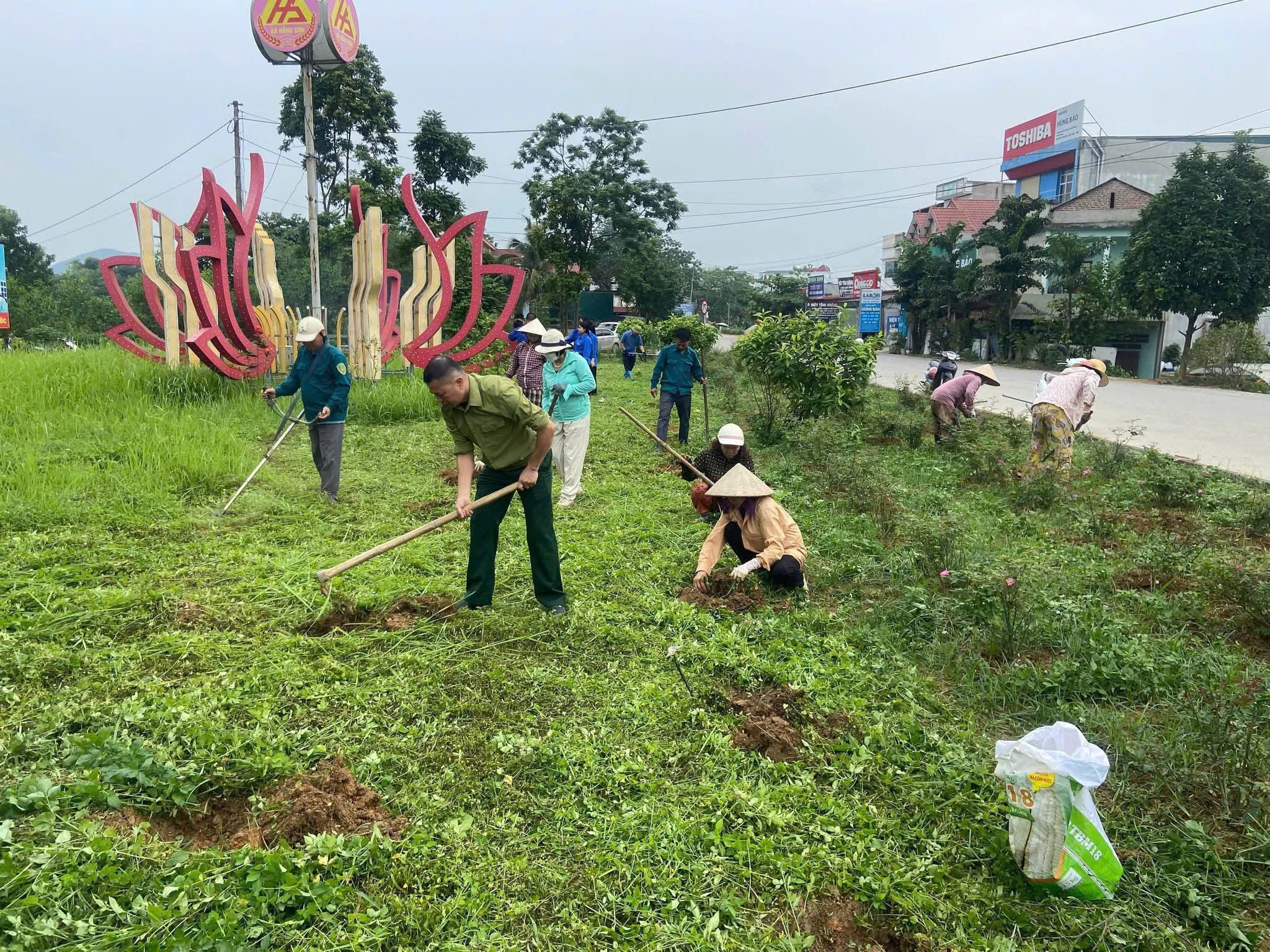 RA QUÂN CHĂM SÓC TUYẾN ĐƯỜNG HOA HỒNG TẠI THÔN KIM XUYÊN, XÃ HỒNG SƠN