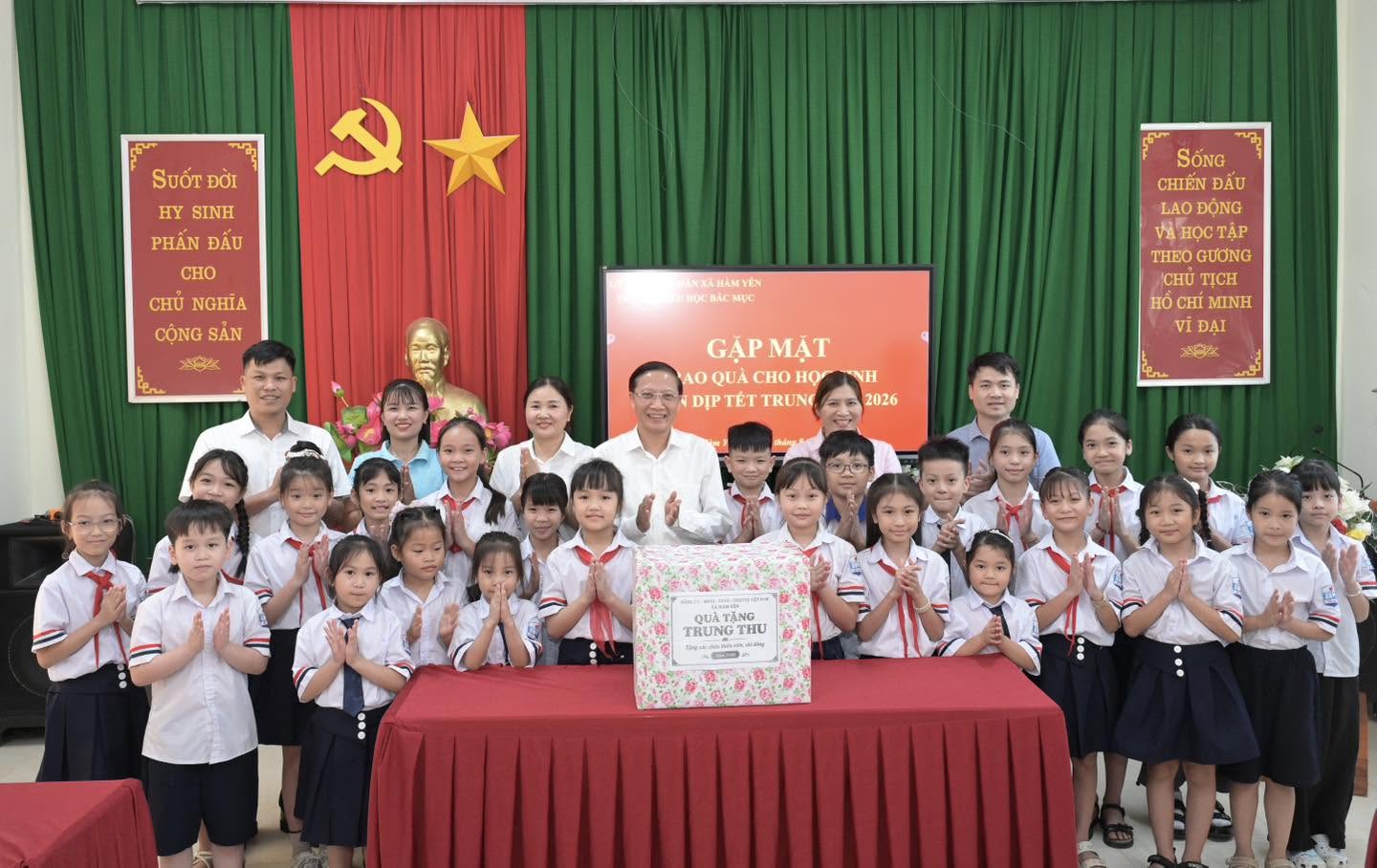 Đồng chí Bí thư Đảng uỷ Mai Hồng Hà tặng quà học sinh Trường Tiểu học Bắc Mục nhân dịp Tết Trung thu