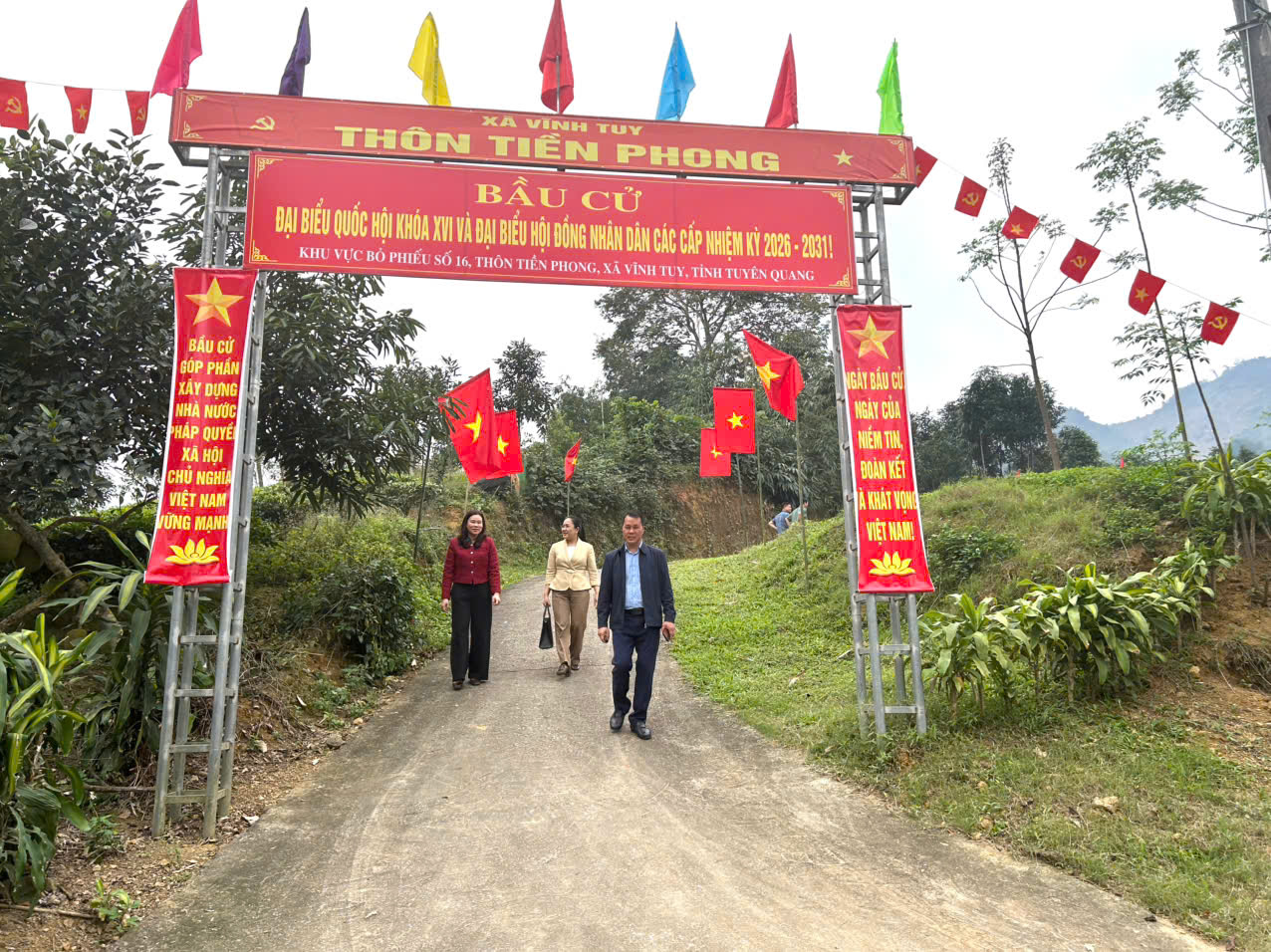 Cổng t Tiền Phong.jpg