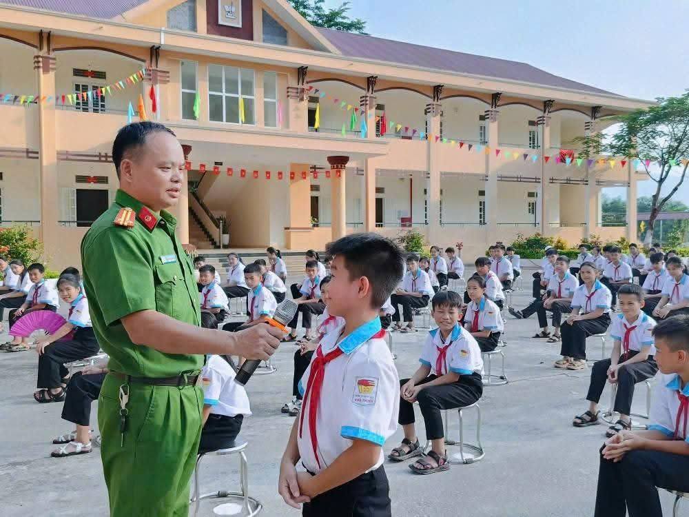 CÔNG AN XÃ THÁI BÌNH ĐẨY MẠNH HOẠT ĐỘNG NGOẠI KHÓA KẾT HỢP TUYÊN TRUYỀN, GIÁO DỤC PHÁP LUẬT