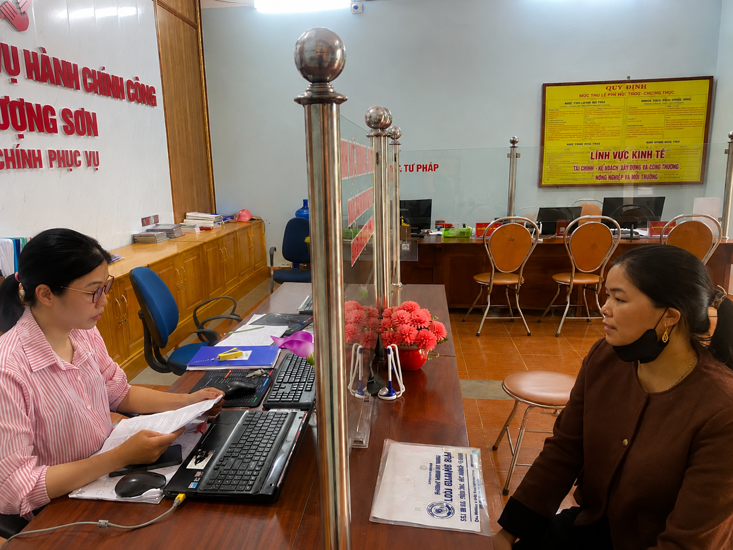 Người vợ trẻ mệt mỏi làm thủ tục xác định khuyết tật cho chồng vào cuối giờ chiều