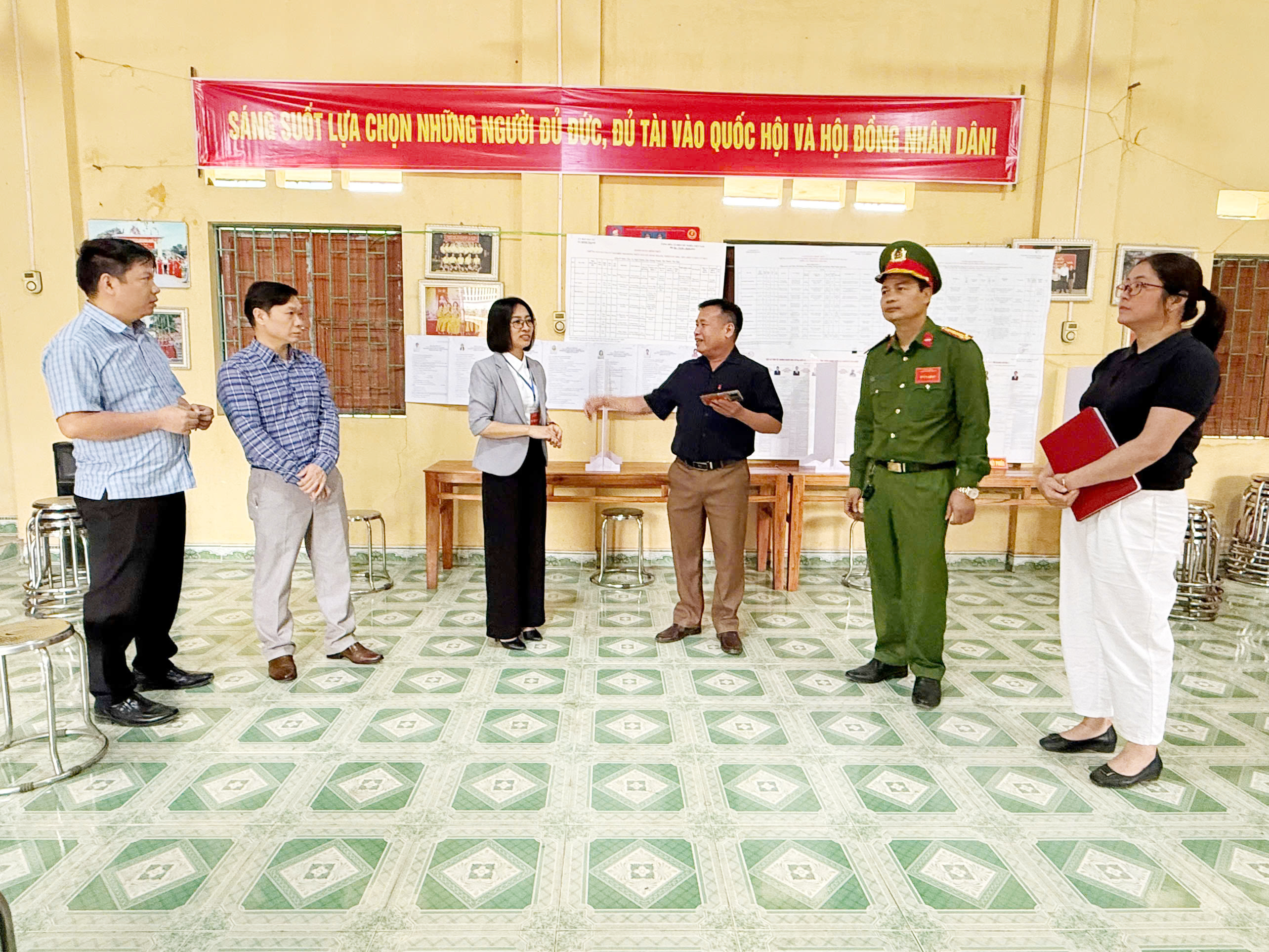 Đồng chí Trần Thị Huyền Hương kiểm tra công tác chuẩn bị b ầu cử tại các khu vực bỏ phiếu trên địa bàn xã Minh Thanh