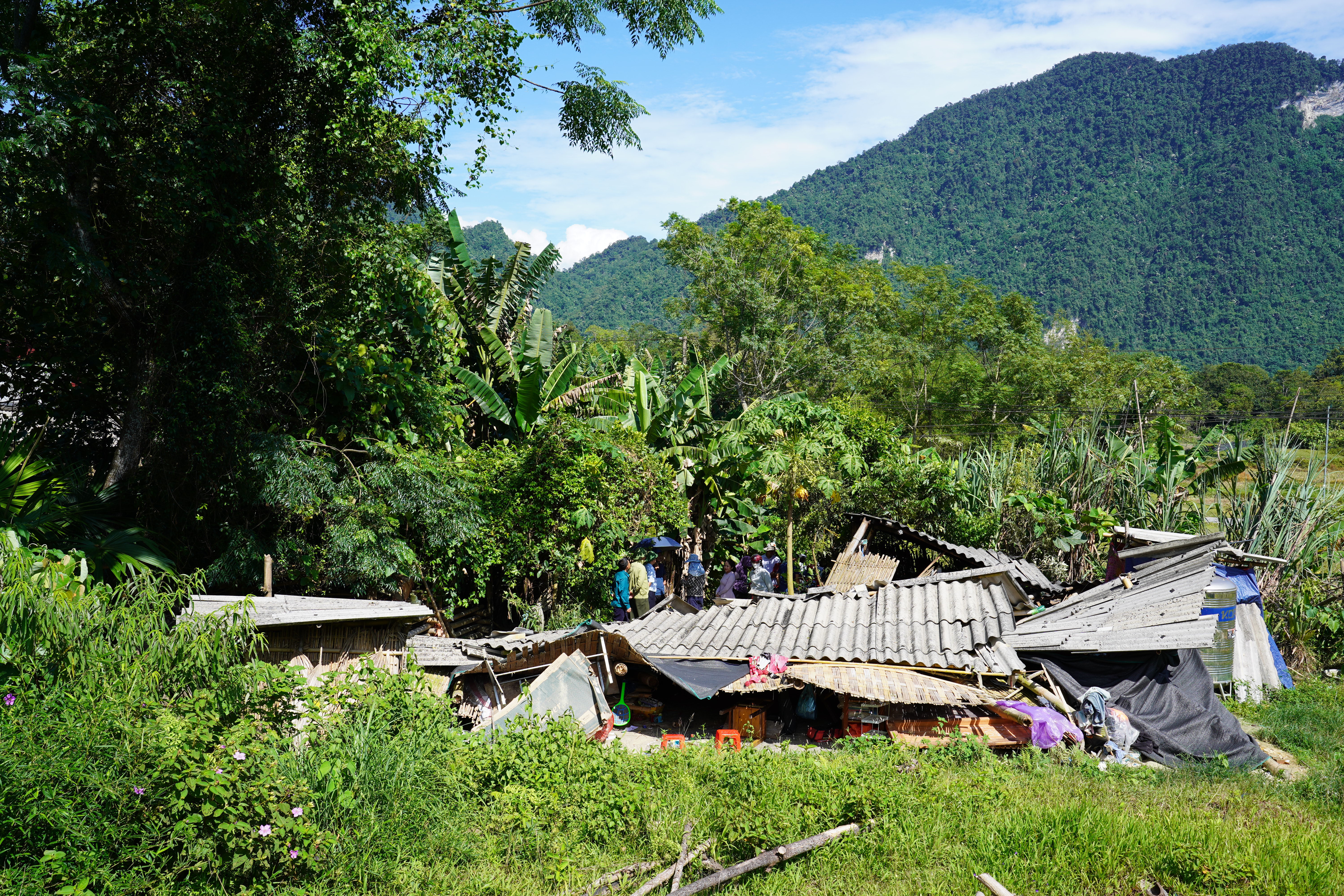 Sập nh&agrave; 3.JPG