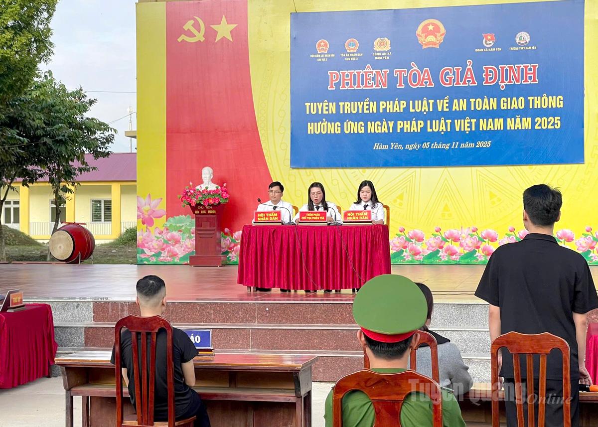 HƠN 1.500 ĐOÀN VIÊN, THANH NIÊN XÃ HÀM YÊN THAM GIA PHIÊN TOÀ GIẢ ĐỊNH VI PHẠM LUẬT GIAO THÔNG ĐƯỜNG BỘ