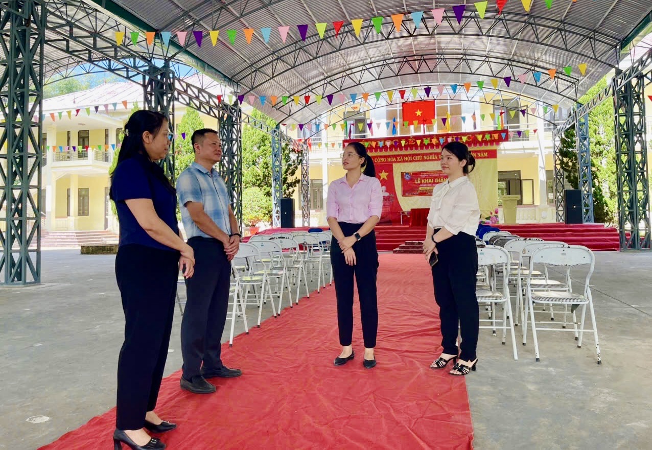 Bí thư Đảng ủy xã Hứa Thị Hà kiểm tra công tác chuẩn bị khai giảng năm học mới
