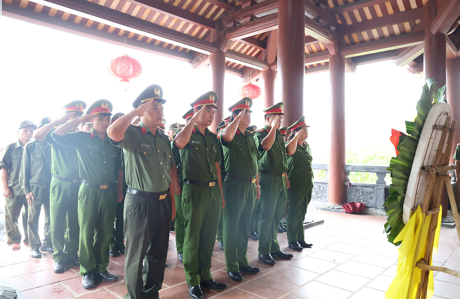 Công an xã Yên Sơn dâng hương tưởng niệm các Anh hùng liệt sĩ nhân dịp kỷ niệm 79 năm Ngày Thương binh - Liệt sĩ