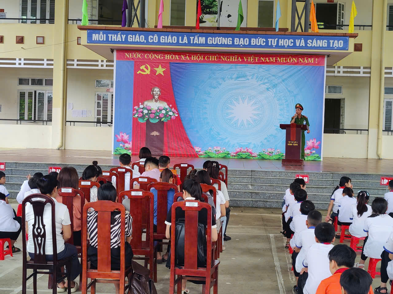 CÔNG AN XÃ LỰC HÀNH TỔ CHỨC TUYÊN TRUYỀN PHỔ BIẾN, GIÁO DỤC PHÁP LUẬT VỀ TRẬT TỰ AN TOÀN GIAO THÔNG