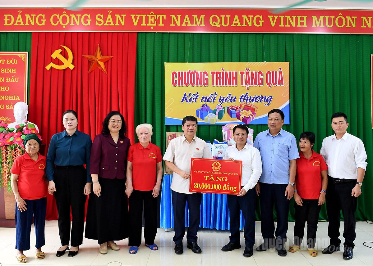 Ủy ban Văn hóa và Xã hội của Quốc hội thăm, tặng quà tại Trung tâm Công tác xã hội và Quỹ Bảo trợ trẻ em tỉnh