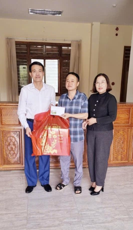 ĐỒNG CHÍ PHẠM VĂN SƠN – PHÓ BÍ THƯ ĐẢNG ỦY, CHỦ TỊCH UBND XÃ YÊN MINH THĂM, CHÚC TẾT TRUNG TÂM DỊCH VỤ CÔNG CỘNG MÔI TRƯỜNG VÀ CẤP THOÁT NƯỚC