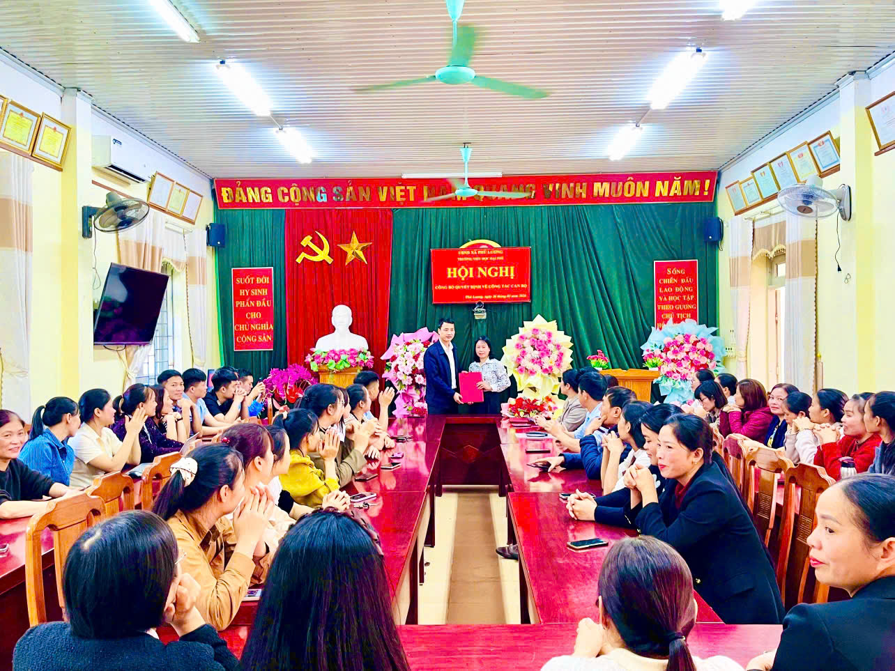 XÃ PHÚ LƯƠNG TỔ CHỨC HỘI NGHỊ CÔNG BỐ QUYẾT ĐỊNH VỀ CÔNG TÁC CÁN BỘ