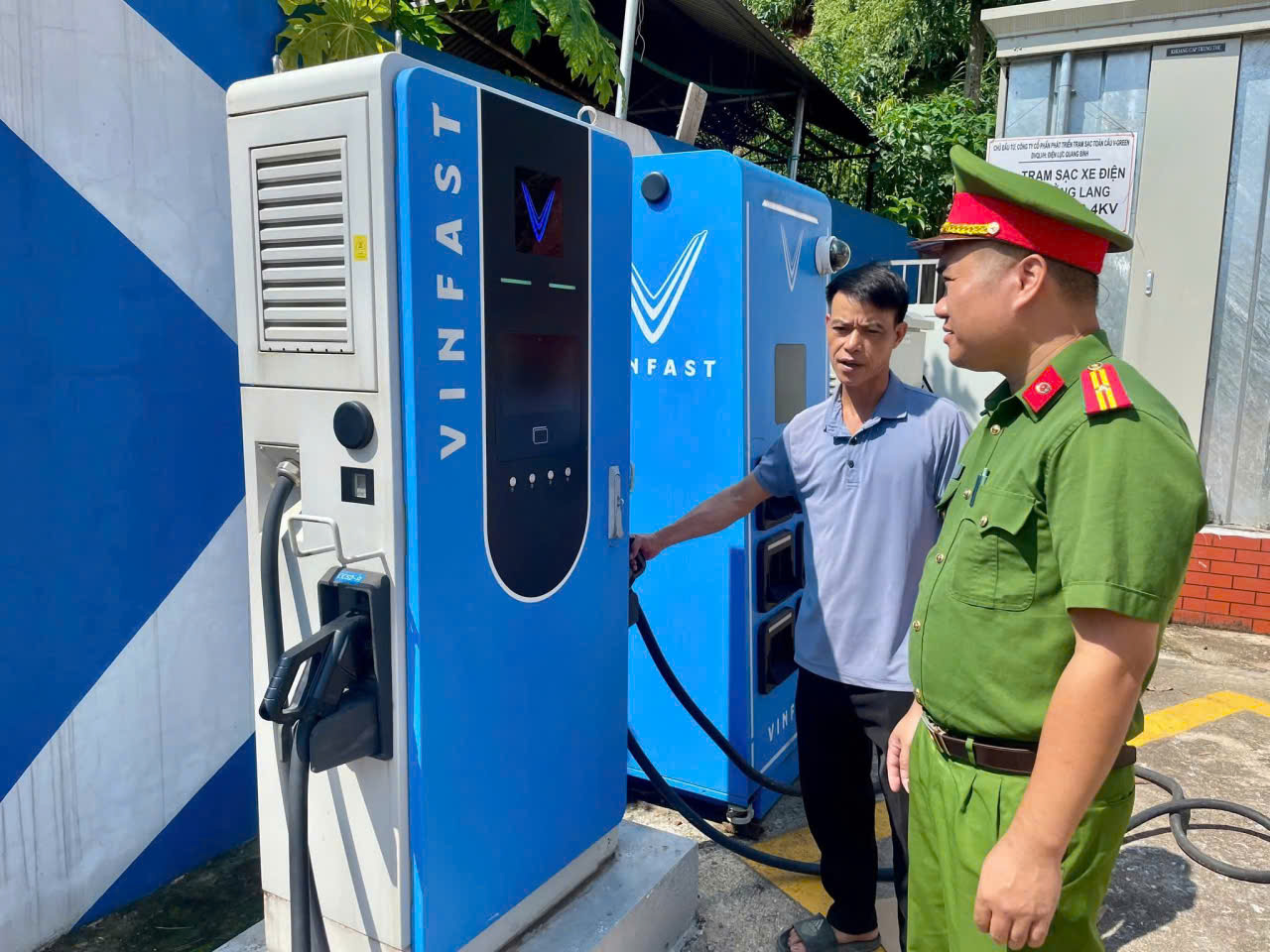 CÔNG AN XÃ BẰNG LANG KIỂM TRA AN TOÀN PCCC TẠI CÁC CƠ SỞ VÀ TRẠM SẠC XE ĐIỆN