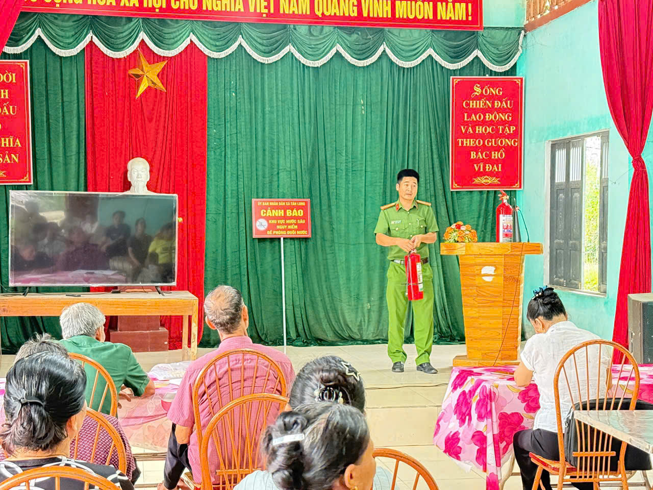 CÔNG AN XÃ TÂN LONG ĐẨY MẠNH TUYÊN TRUYỀN PHÒNG, CHỐNG ĐUỐI NƯỚC VÀ PHÒNG CHÁY, CHỮA CHÁY