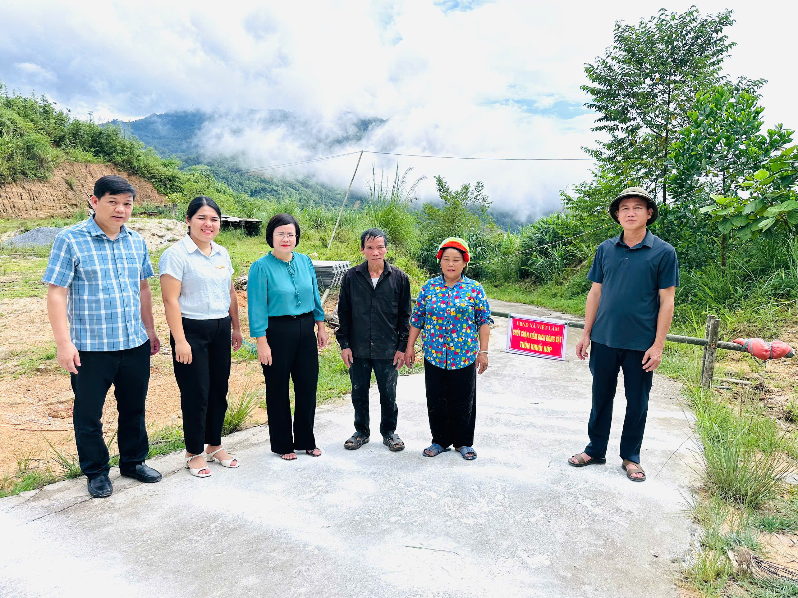 BÍ THƯ ĐẢNG ỦY XÃ VIỆT LÂM TRỰC TIẾP KIỂM TRA CÔNG TÁC PHÒNG, CHỐNG DỊCH GIA CẦM TẠI CÁC ĐIỂM LẬP CHỐT