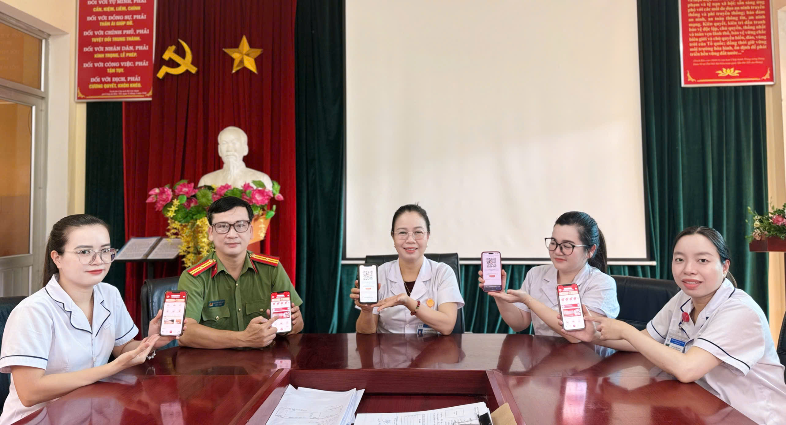 BỆNH VIỆN CÔNG AN TỈNH TUYÊN QUANG CHUNG TAY HƯỚNG VỀ ĐỒNG BÀO VÙNG LŨ TRÊN NỀN TẢNG VNEID