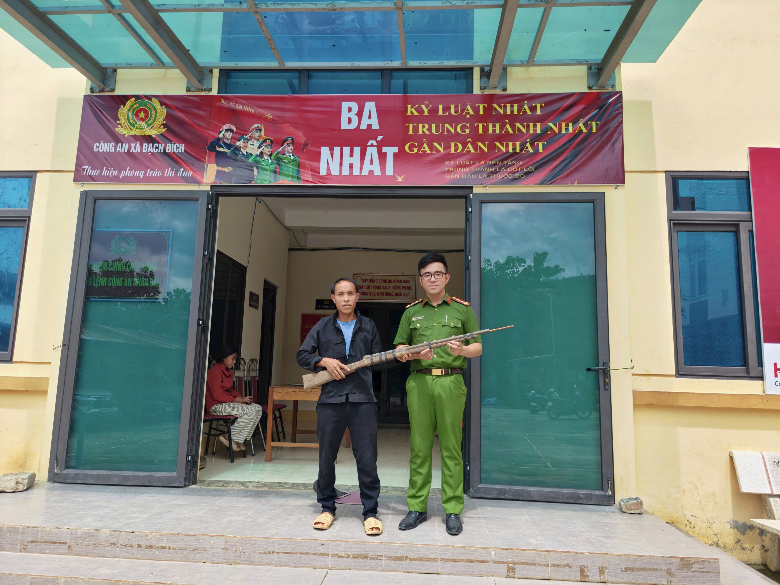 CÔNG AN XÃ BẠCH ĐÍCH TĂNG CƯỜNG TUYÊN TRUYỀN, VẬN ĐỘNG NHÂN DÂN TỰ NGUYỆN GIAO NỘP VŨ KHÍ