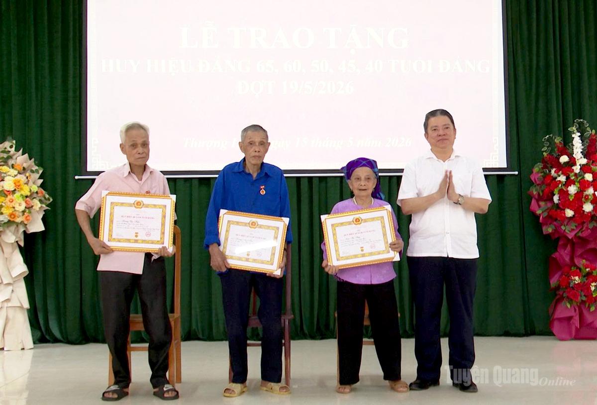Trưởng ban Tuyên giáo và Dân vận Tỉnh ủy Trần Mạnh Lợi trao Huy hiệu Đảng tại xã Thượng Lâm
