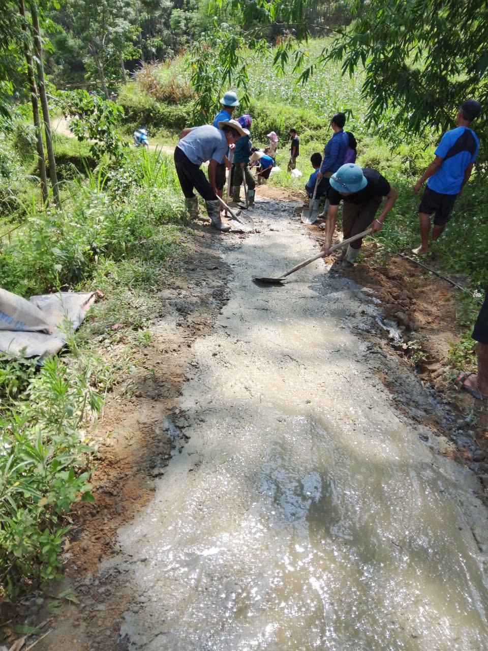 Chi hội Nông dân các thôn Bản Chè 2 và Bản Qua 2 ra quân tu sửa, khơi thông đường giao thông nông thôn trước mùa mưa bão năm 2026