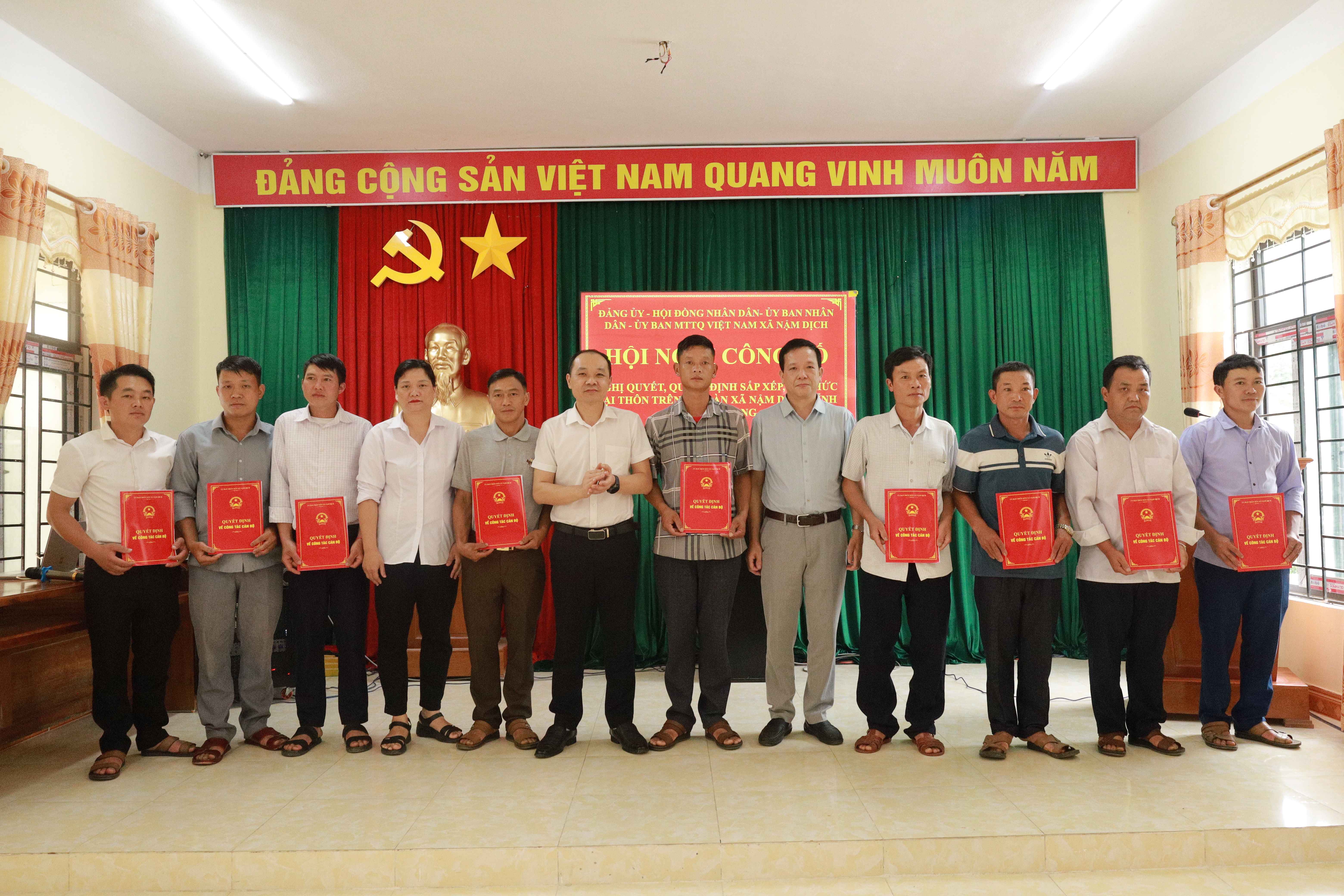 HỘI NGHỊ CÔNG BỐ NGHỊ QUYẾT, QUYẾT ĐỊNH SẮP XẾP, TỔ CHỨC LẠI THÔN TRÊN ĐỊA BÀN XÃ NẬM DỊCH