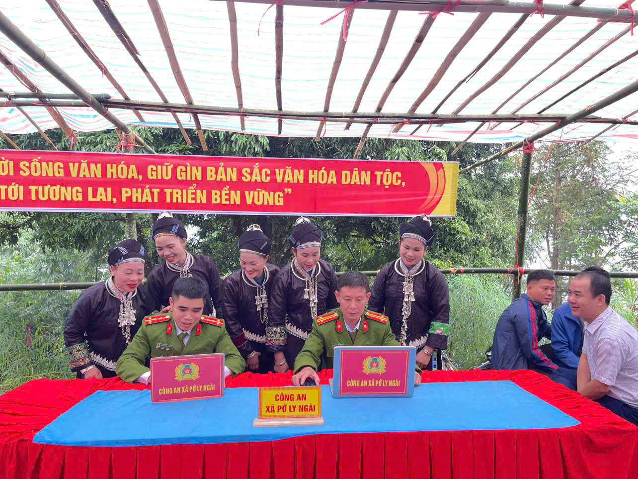 CÔNG AN XÃ PỜ LY NGÀI THAM GIA BẢO VỆ NGÀY HỘI ĐẠI ĐOÀN KẾT 