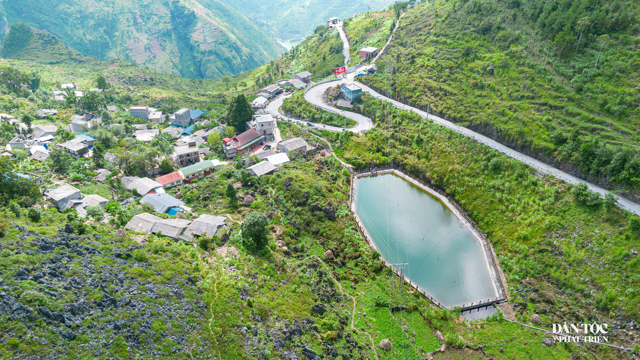 Những hồ nước "trên trời" ở Cao nguyên đá Đồng Văn