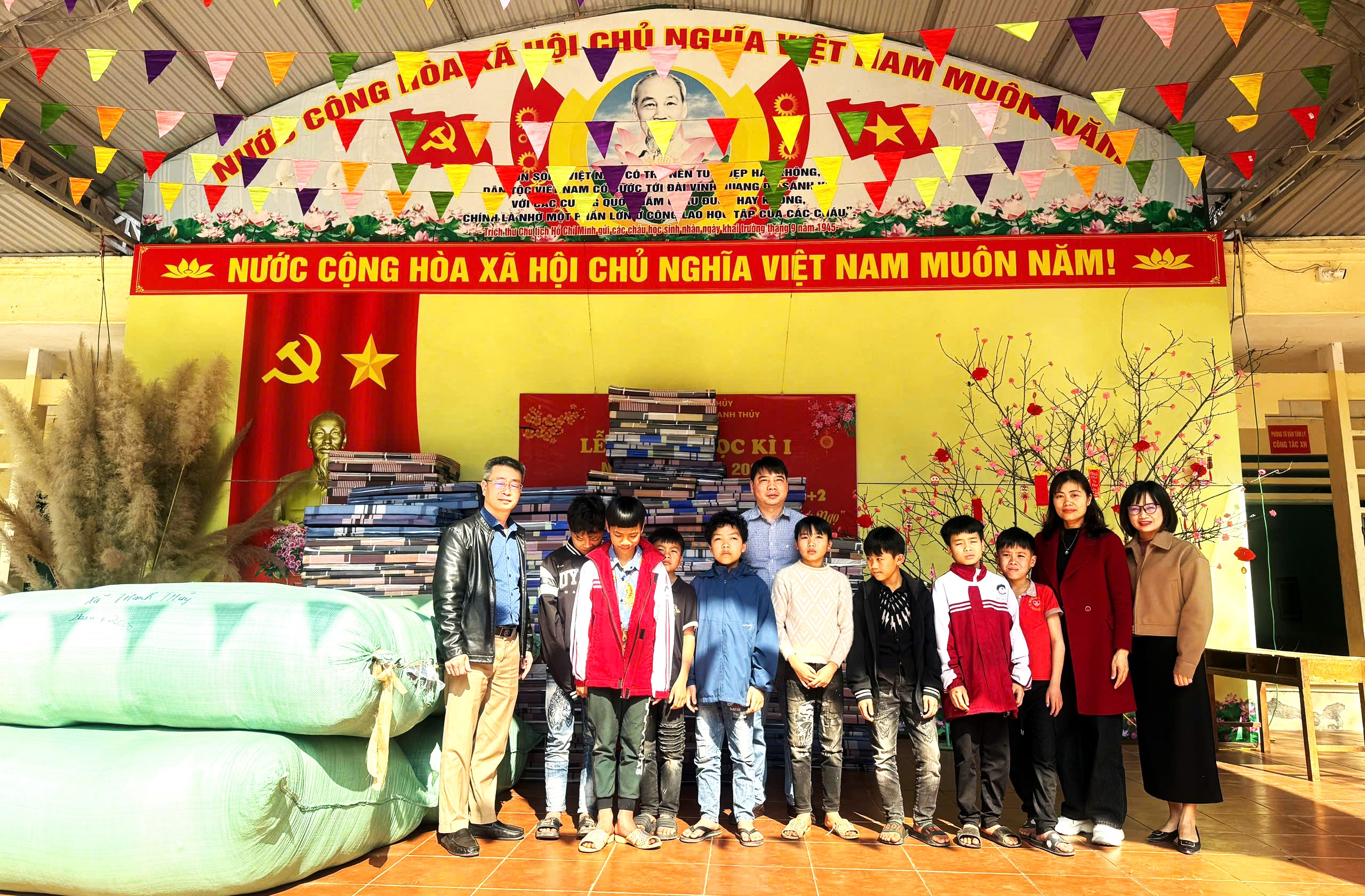 Xã Thanh Thủy trao quà cho học sinh các nhà trường