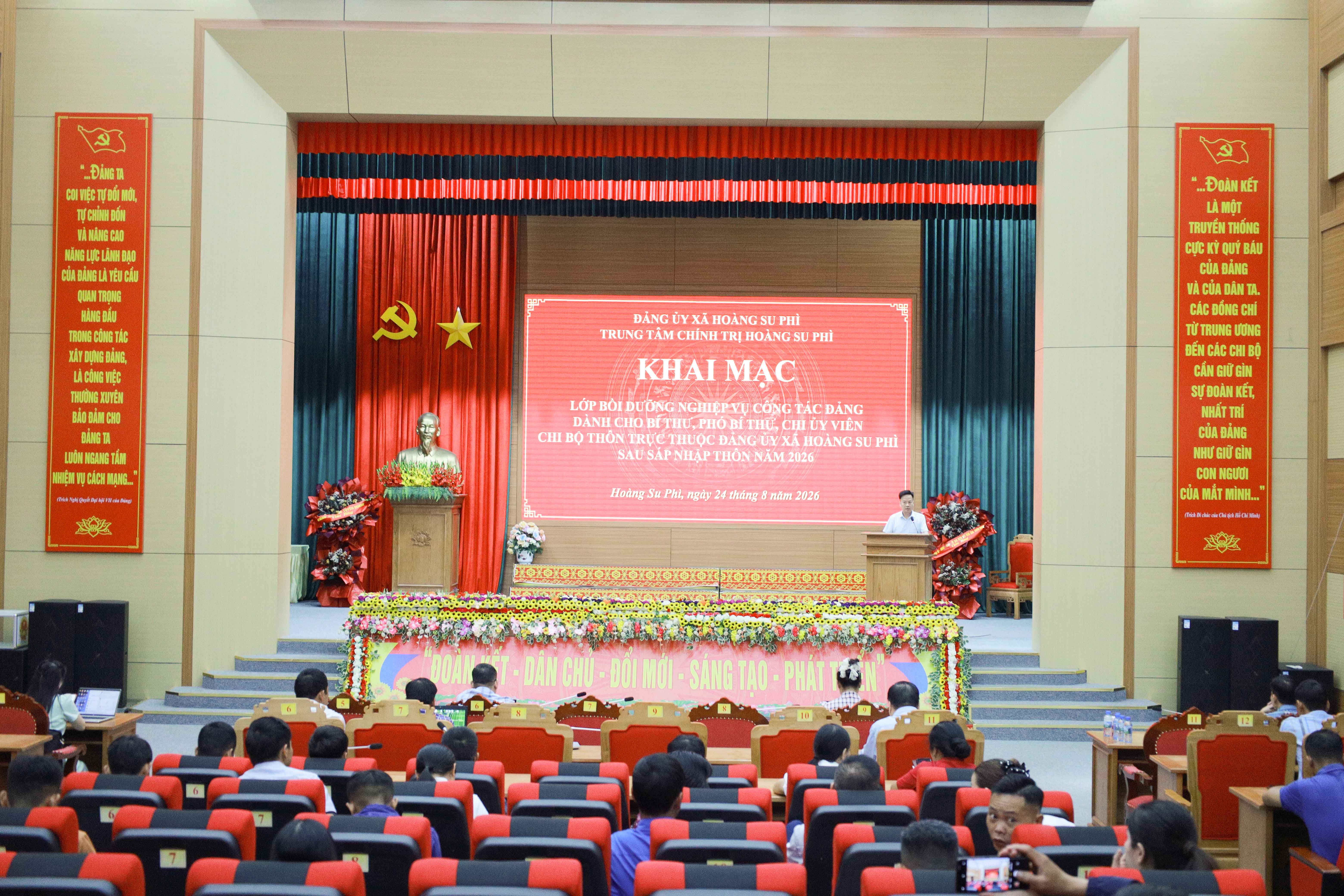 Khai mạc lớp bồi dưỡng nghiệp vụ công tác Đảng dành cho Bí thư, Phó Bí thư, Chi Uỷ viên Chi bộ thôn trên địa bàn xã Hoàng Su Phì