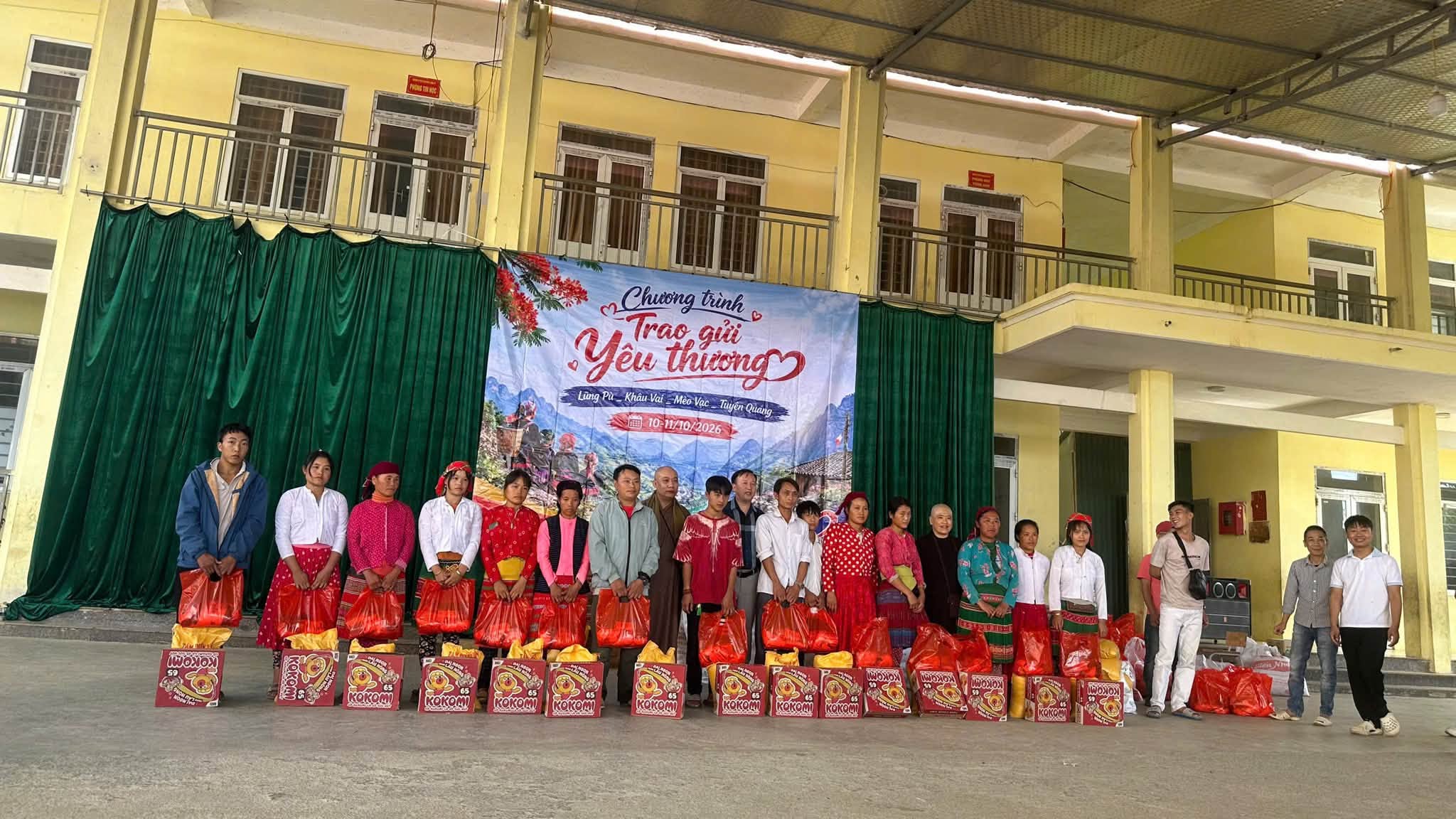 Đoàn thiện nguyện chùa An Phú trao tặng quà tại xã Khâu Vai
