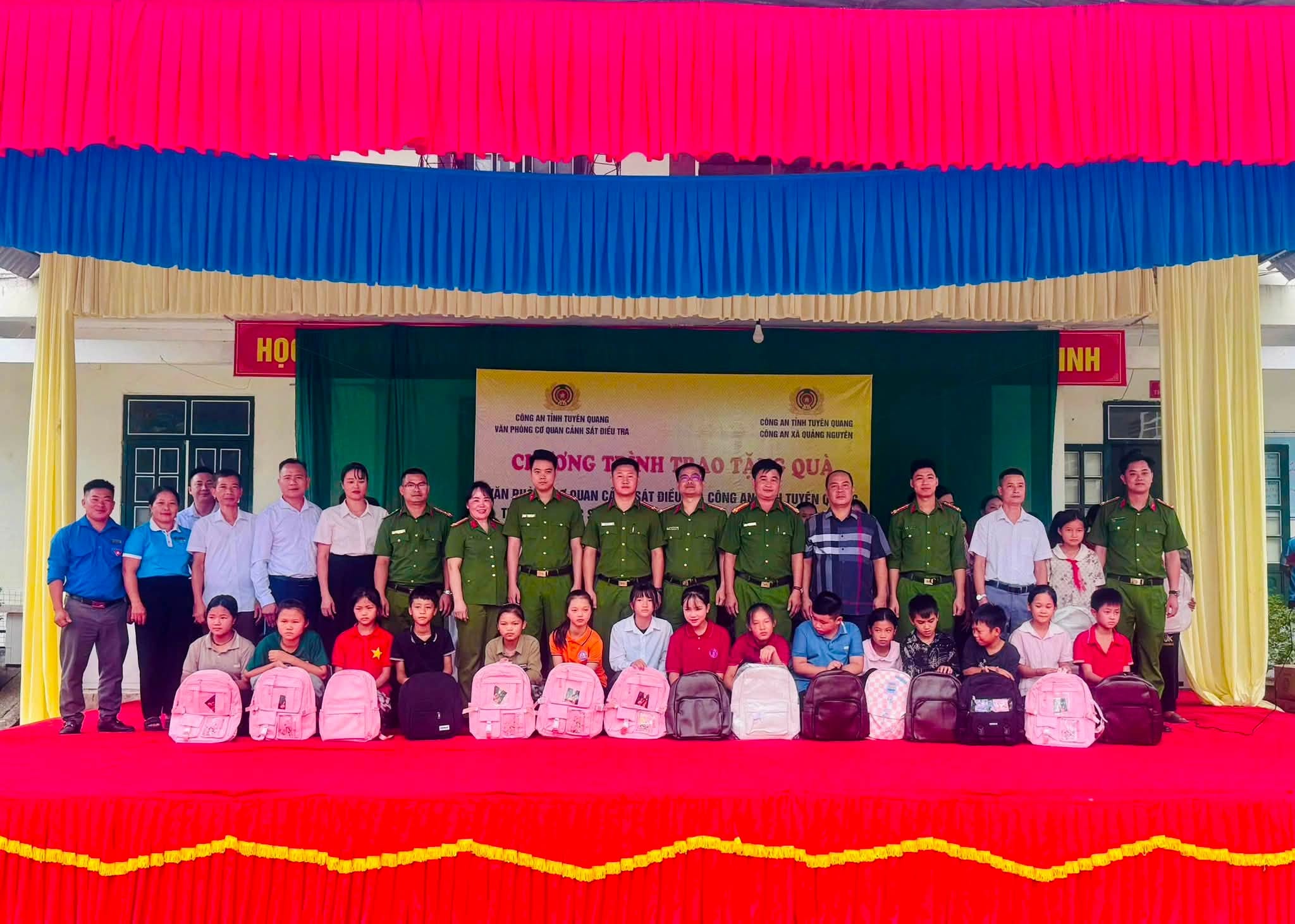 TIẾP SỨC HỌC SINH VÙNG CAO QUẢNG NGUYÊN TRƯỚC THỀM NĂM HỌC MỚI