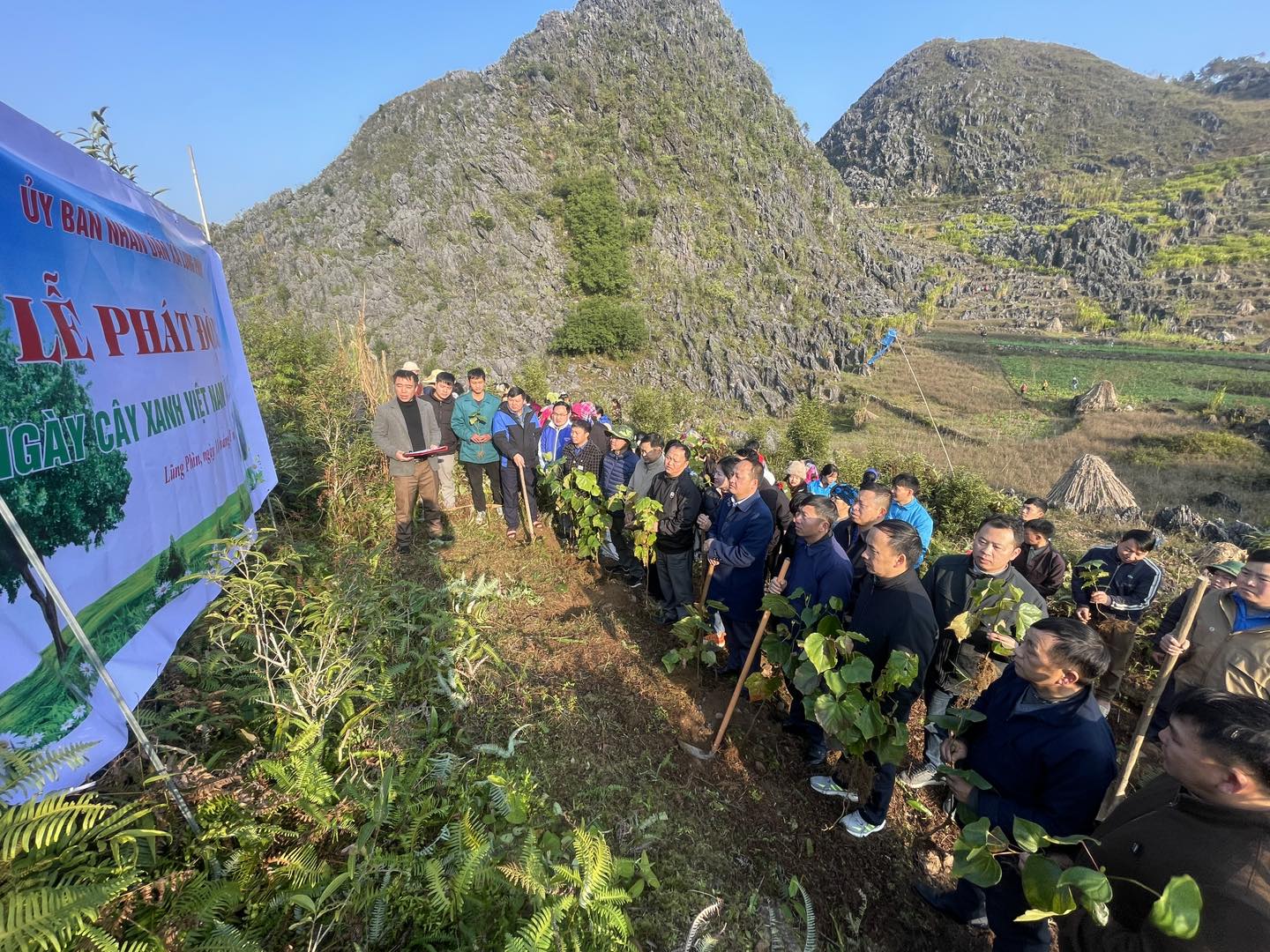 XÃ LŨNG PHÌN TỔ CHỨC LỄ PHÁT ĐỘNG NGÀY CÂY XANH VIỆT NAM