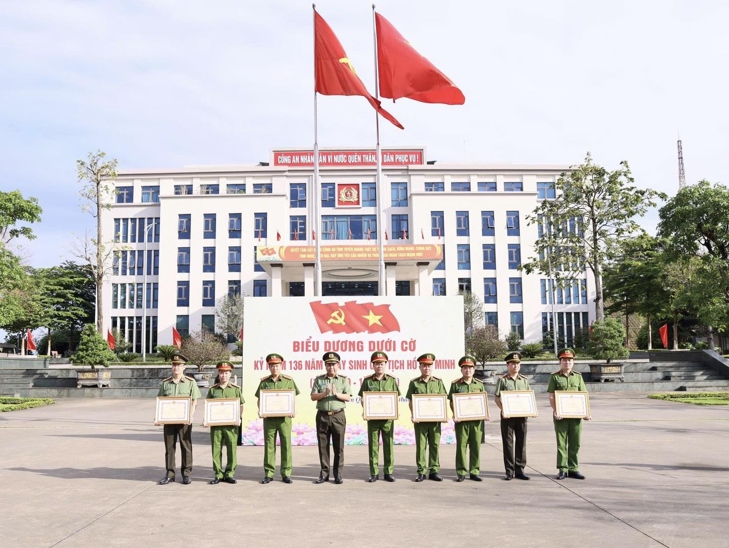 BIỂU DƯƠNG DƯỚI CỜ KỶ NIỆM 136 NĂM NGÀY SINH CHỦ TỊCH HỒ CHÍ MINH