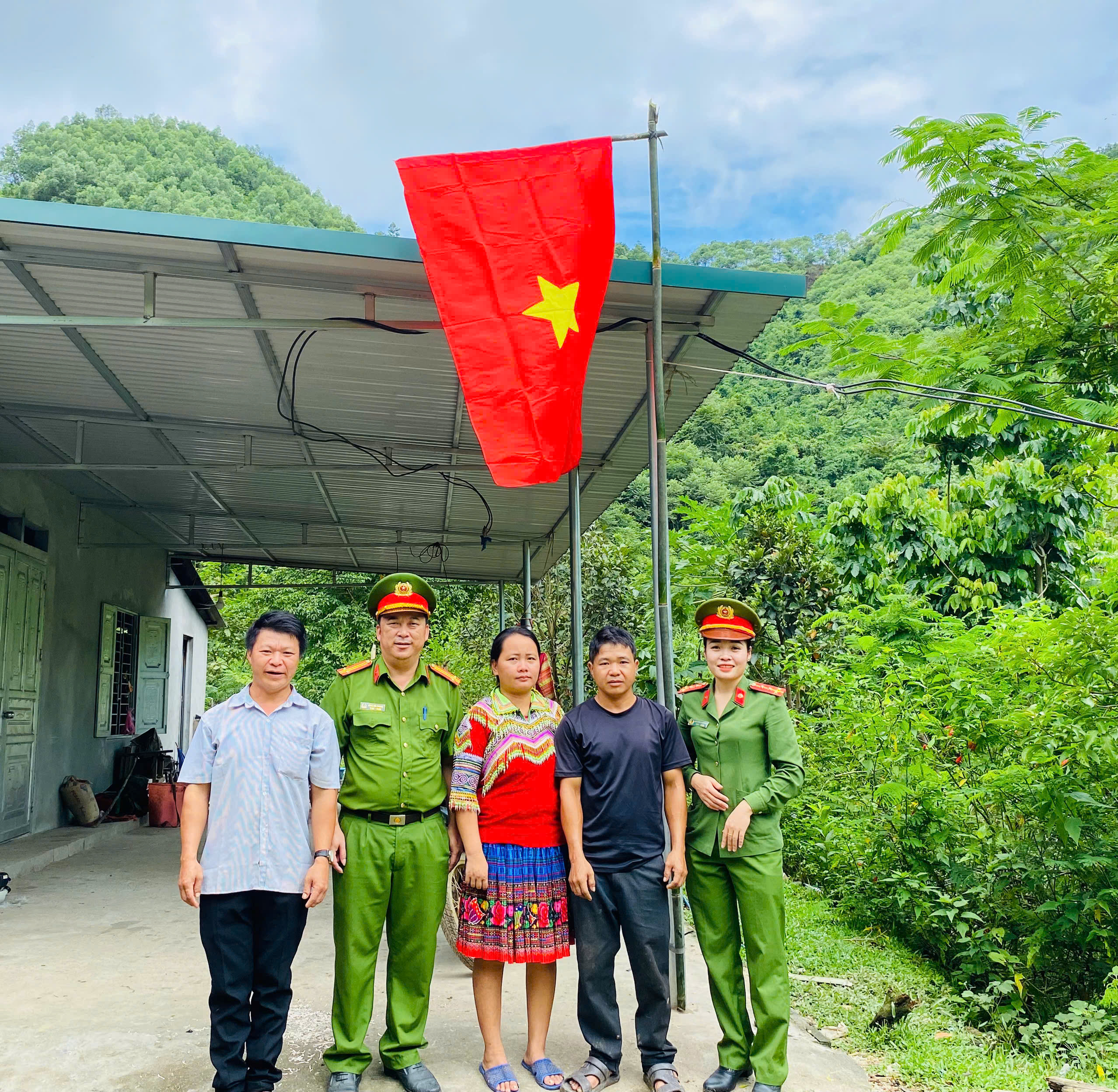 MỖI MÁI NHÀ MỘT LÁ CỜ – MỖI LÁ CỜ MỘT TẤM LÒNG VỚI TỔ QUỐC