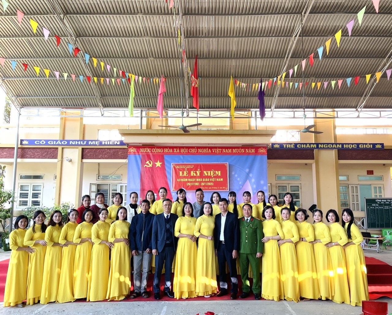 Lãnh đạo Đảng ủy, HĐND, UBND, UB MTTQ xã Trường Sinh dự và tặng hoa các trường học nhân Kỷ niệm 43 năm ngày Nhà giáo Việt Nam 