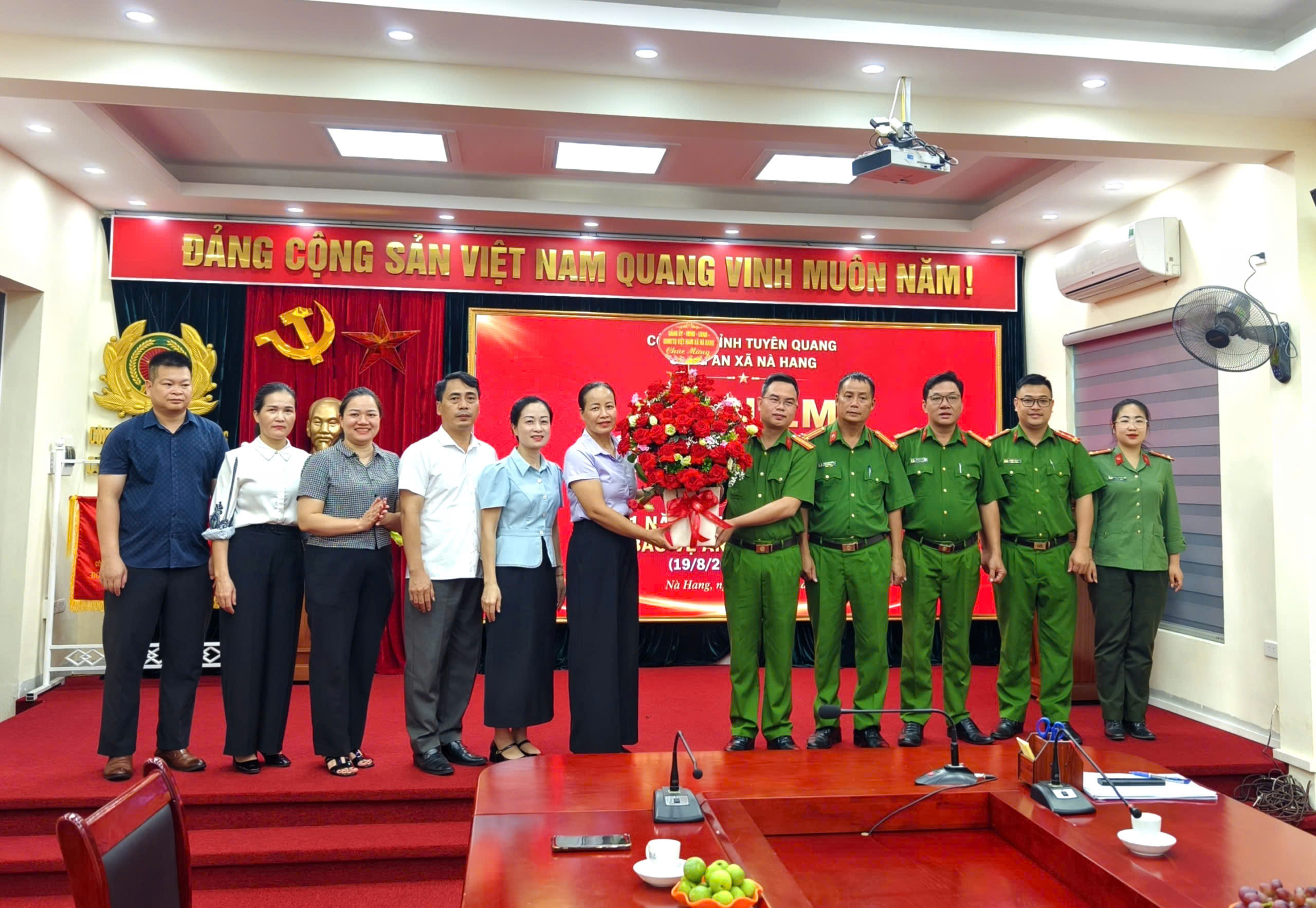 Lãnh đạo xã Nà Hang thăm, tặng hoa chúc mừng Công an xã nhân Ngày truyền thống lực lượng Công an nhân dân
