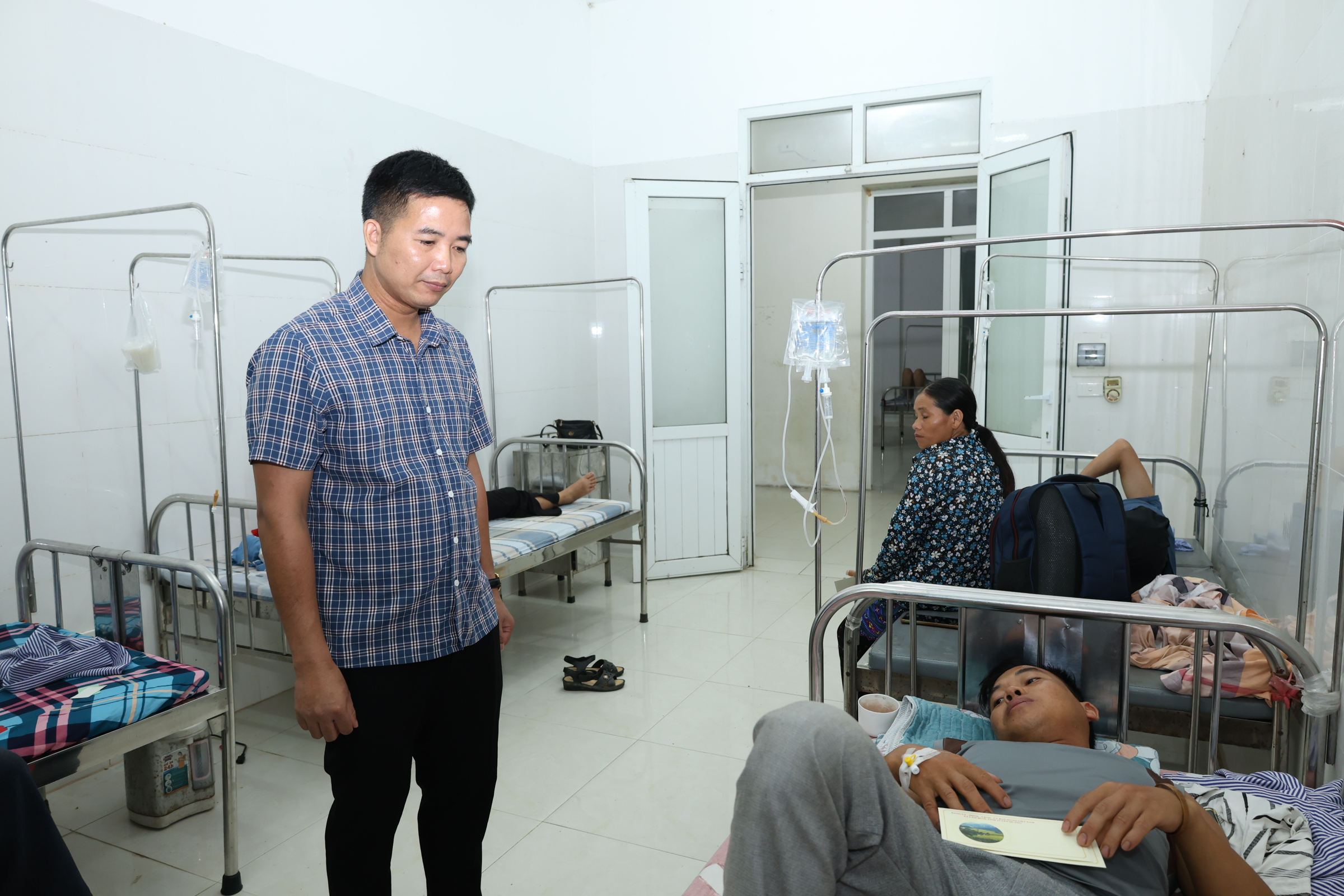 Lãnh đạo xã Lâm Bình thăm hỏi các bệnh nhân bị ngộ độc thực phẩm