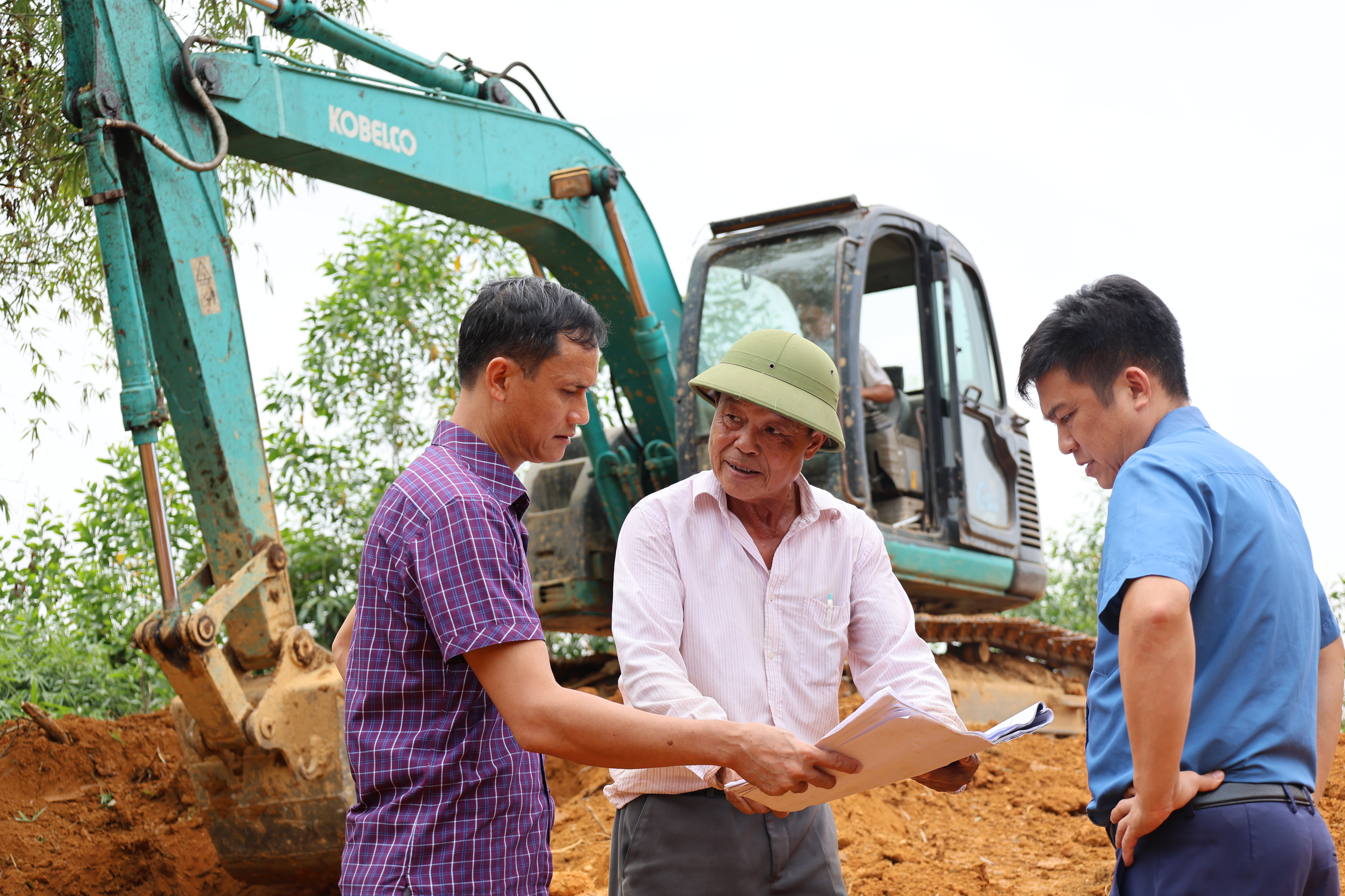 (Quang Bình – Tuyên Quang) Bùi Xuân Hải, Chủ tịch UBND xã kiểm tra tiến độ các công trình trọng điểm, yêu cầu bảo đảm chất lượng và hiệu quả