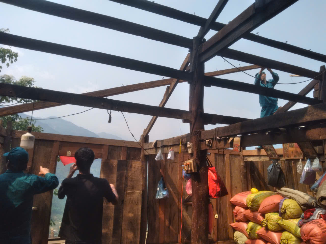 MƯA GIÔNG GÂY TỐC MÁI NHÀ DÂN TẠI BẢN MÁY