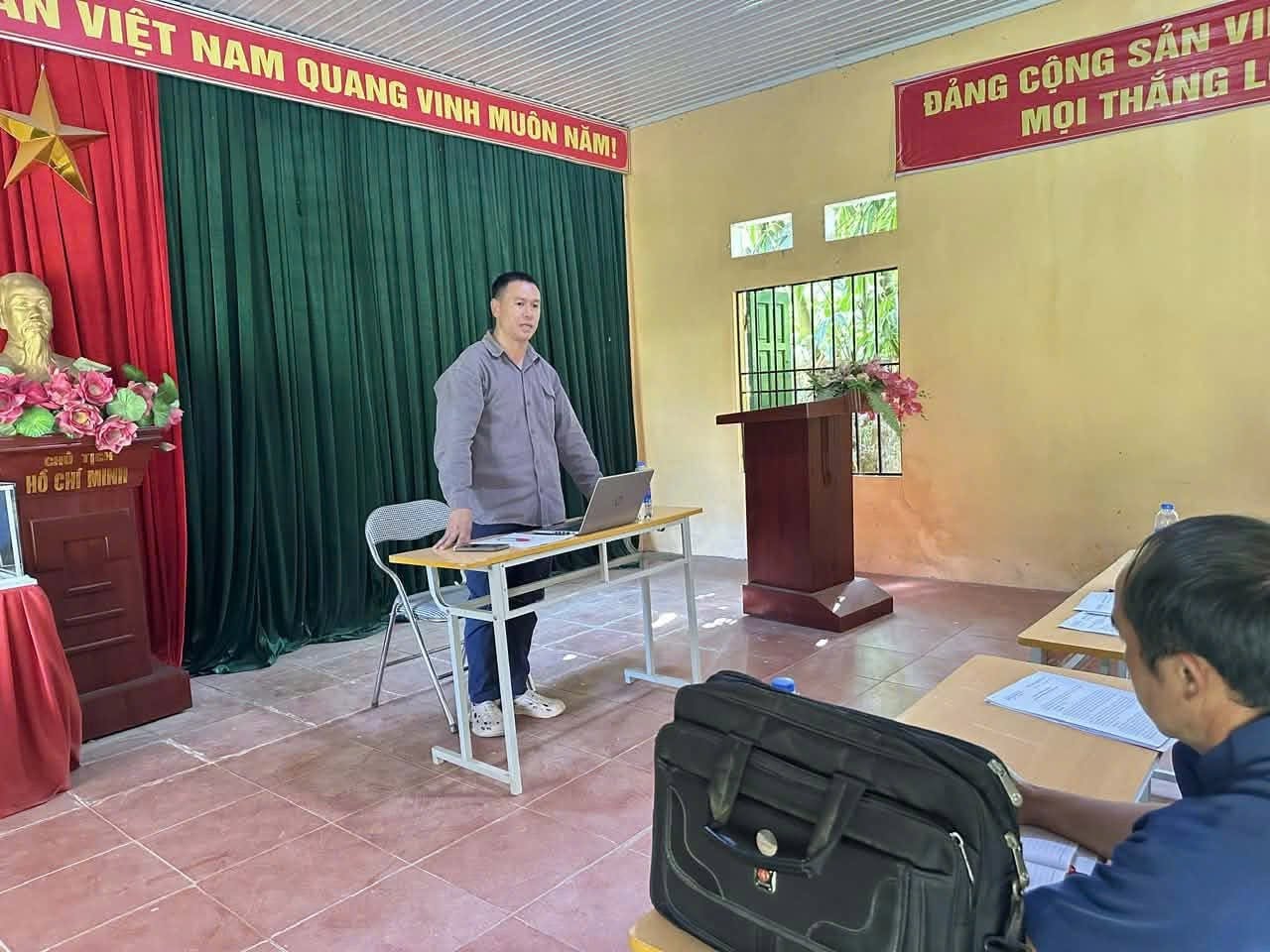 TỔ CÔNG TÁC SỐ 08 ĐẢNG ỦY XÃ NẤM DẨN LÀM VIỆC TẠI THÔN XỈN KHÂU
