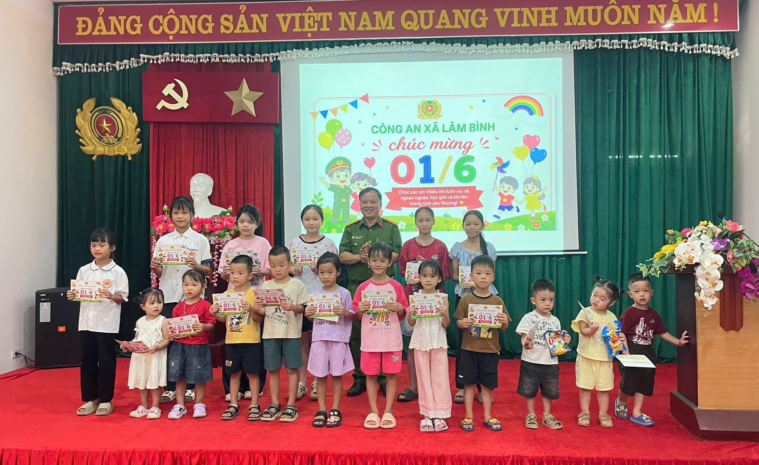 CÔNG AN XÃ LÂM BÌNH TỔ CHỨC GẶP MẶT, TẶNG QUÀ CHO CON CÁN BỘ, CHIẾN SĨ NHÂN DỊP TẾT THIẾU NHI 01/6