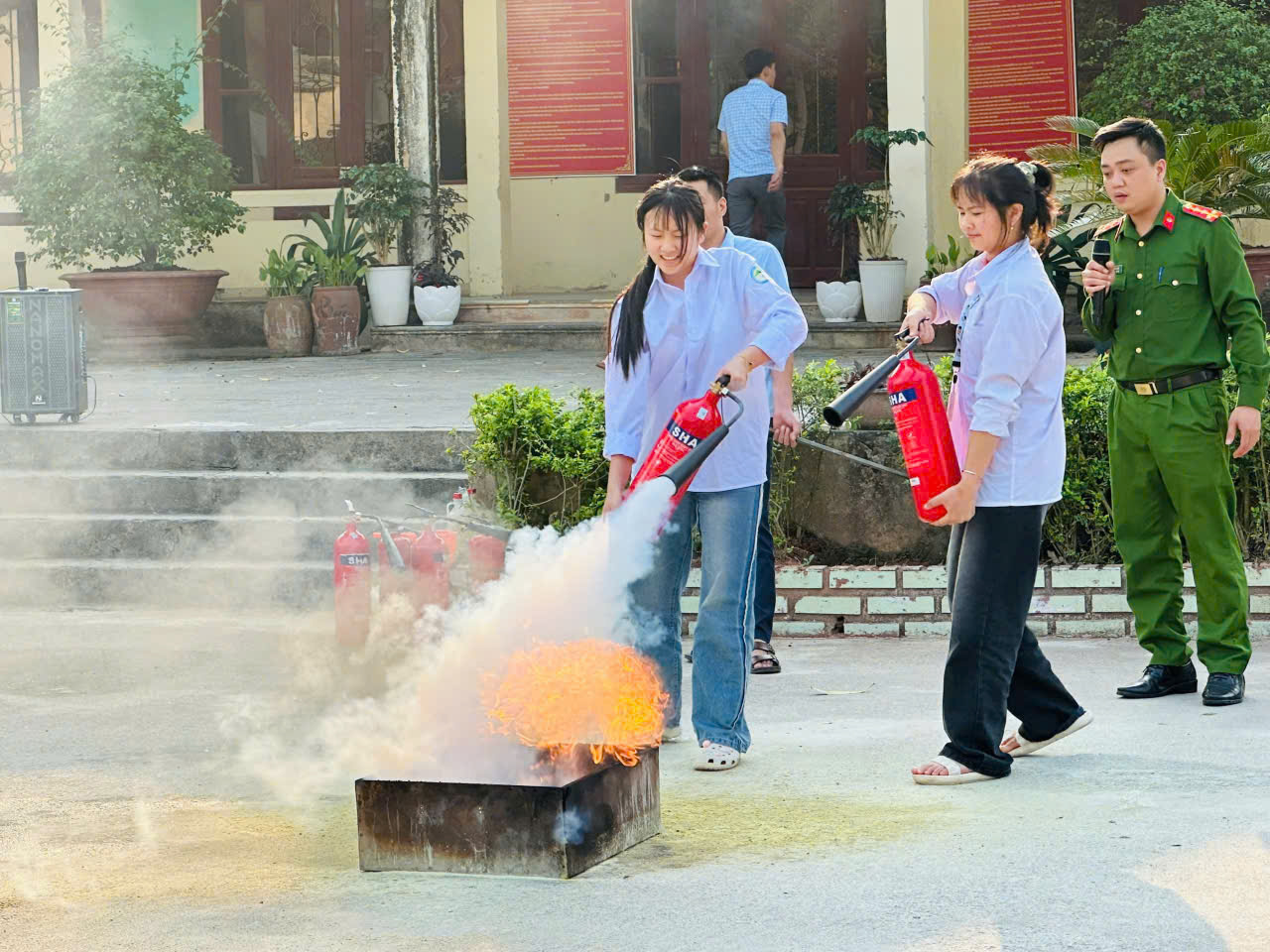 TUYÊN TRUYỀN, TRẢI NGHIỆM KỸ NĂNG PCCC TẠI TRƯỜNG HỌC