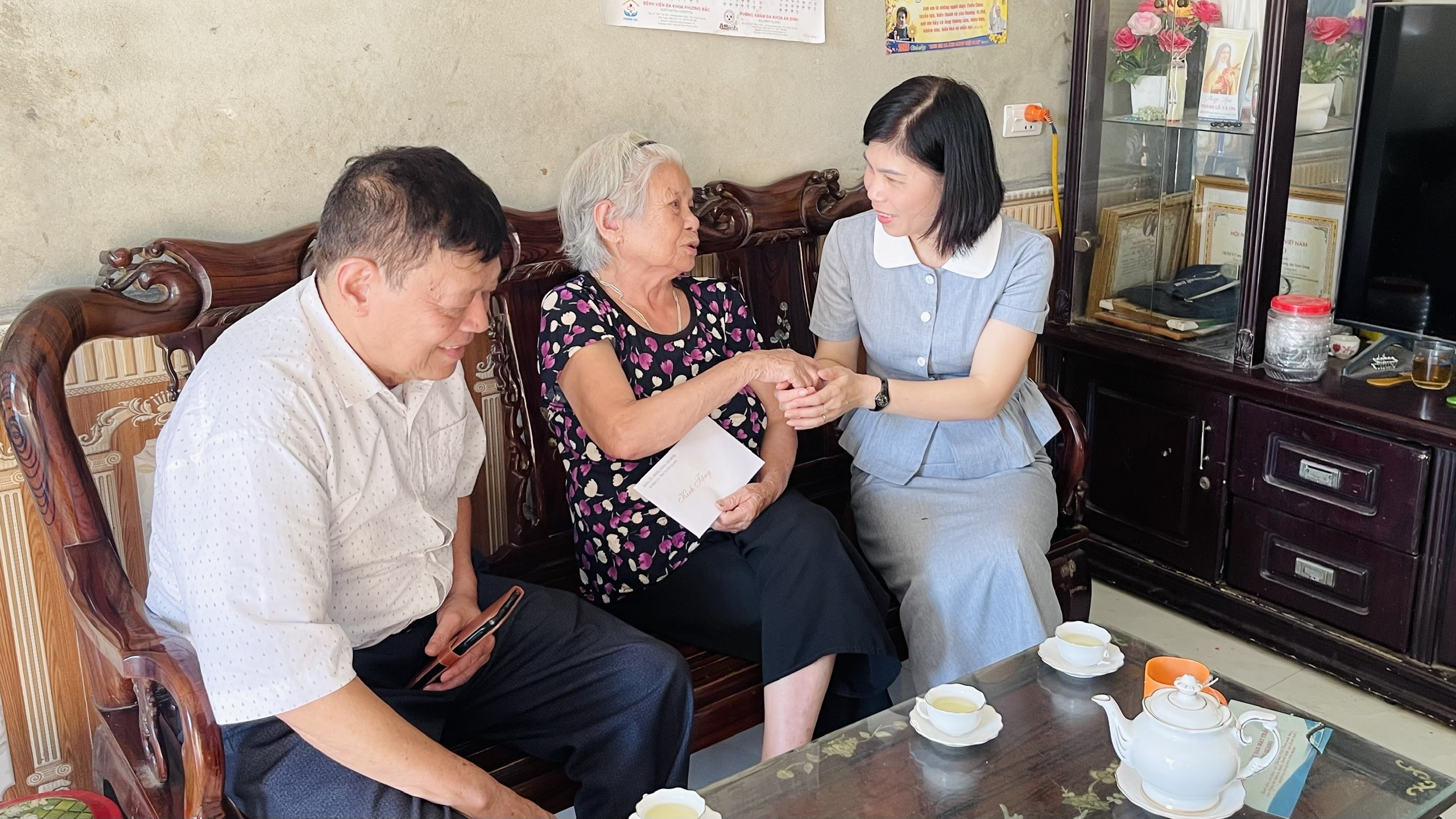 Các đồng chí lãnh đạo UBND xã Bình Ca thăm, tặng quà Người cao tuổi nhân kỷ niệm 85 năm Ngày truyền thống Người cao tuổi Việt Nam