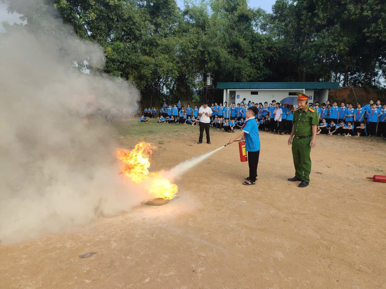 CÔNG AN XÃ NHỮ KHÊ TUYÊN TRUYỀN PCCC VÀ CNCH TẠI TRƯỜNG HỌC